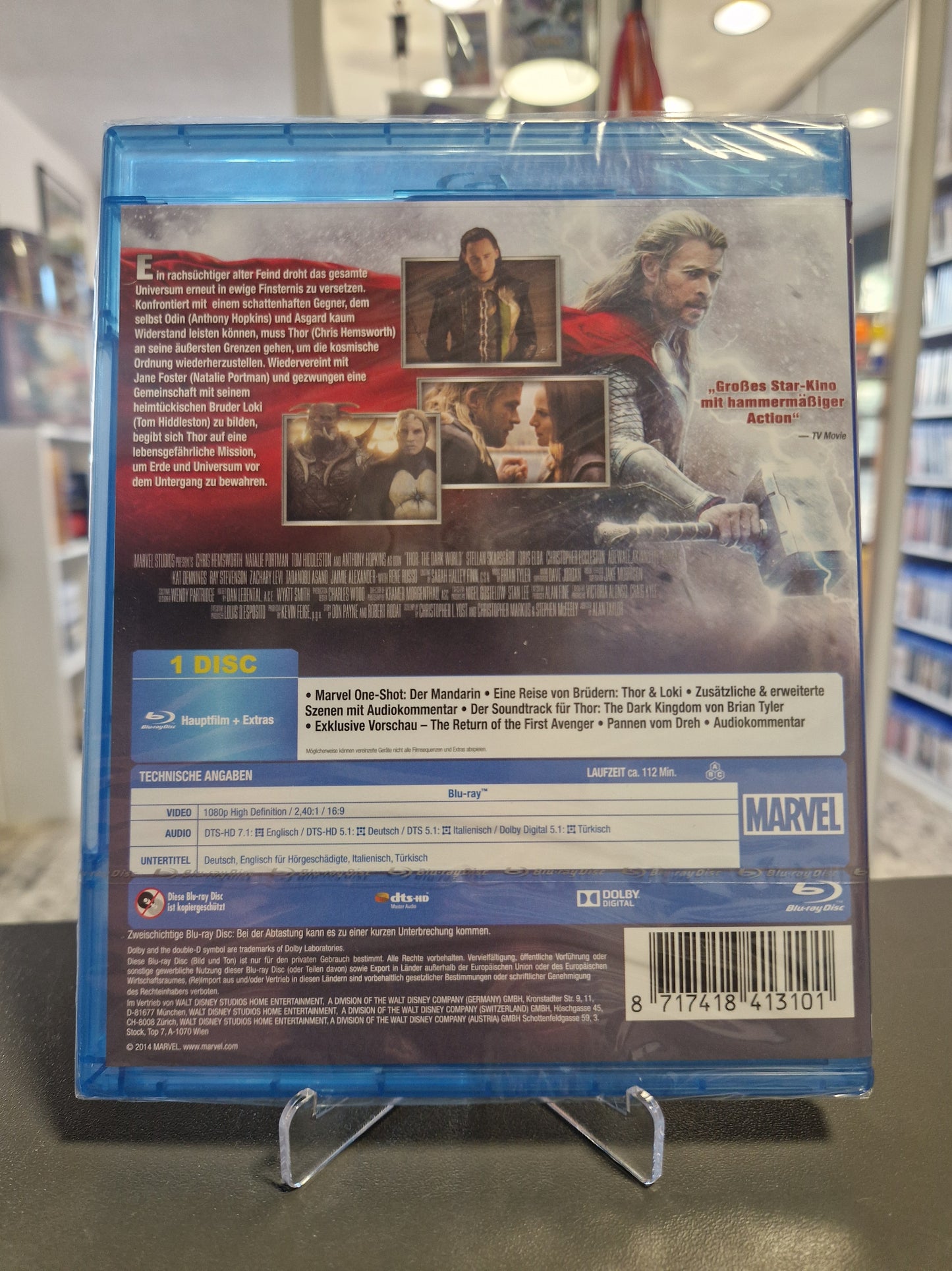 Rückseite der in Folie verpackten Blu-ray mit Szenenbildern aus dem Film, der Auflistung des Bonusmaterials (wie dem Marvel One-Shot), den technischen Angaben zu Ton und Laufzeit sowie dem Barcode.
