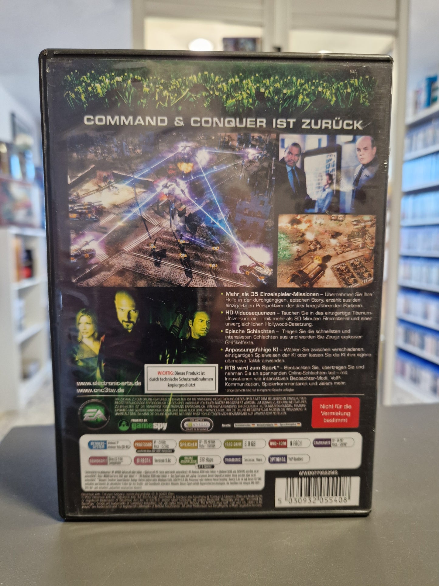 Rückseite der PC-Verpackung mit Spielszenen, Story-Infos und Systemanforderungen.