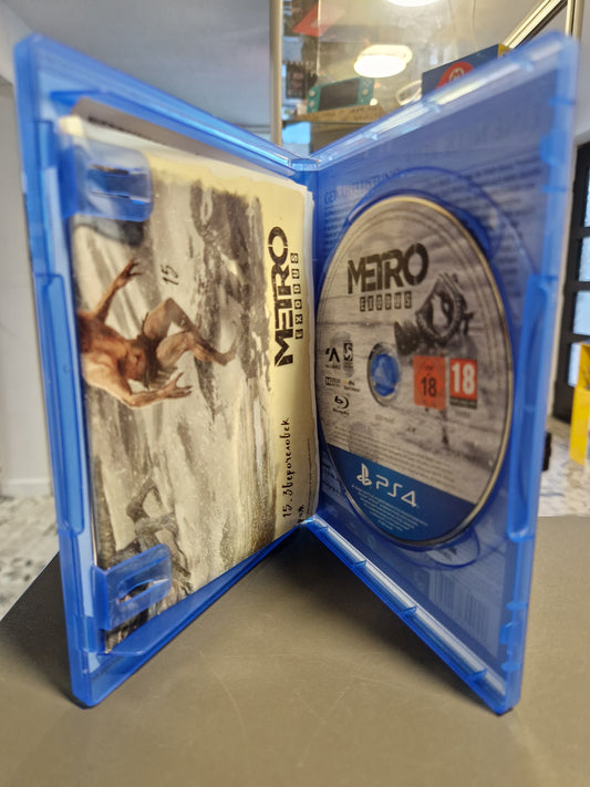 Geöffnete PS4 Hülle von Metro Exodus mit Blu-ray Disc und gedruckten Beilagen