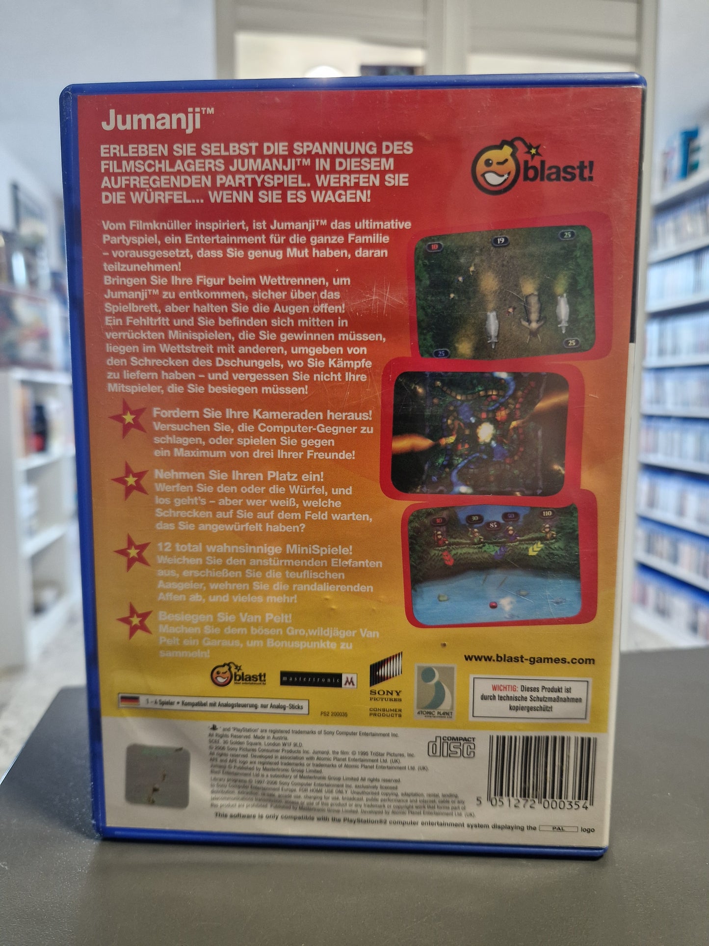 Rückseite der Hülle mit bunten Screenshots der Dschungel-Minispiele, Spieleranzahl und den offiziellen Produktbeschreibungen von Blast! Entertainment.