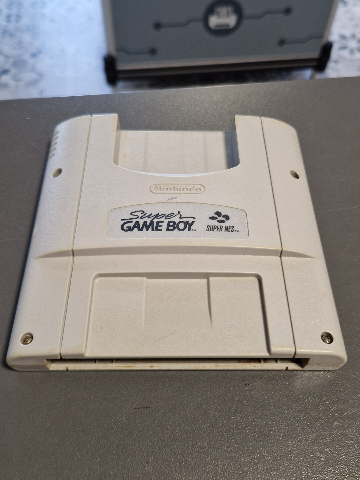Draufsicht des Super Game Boy Adapters mit Modulschacht.