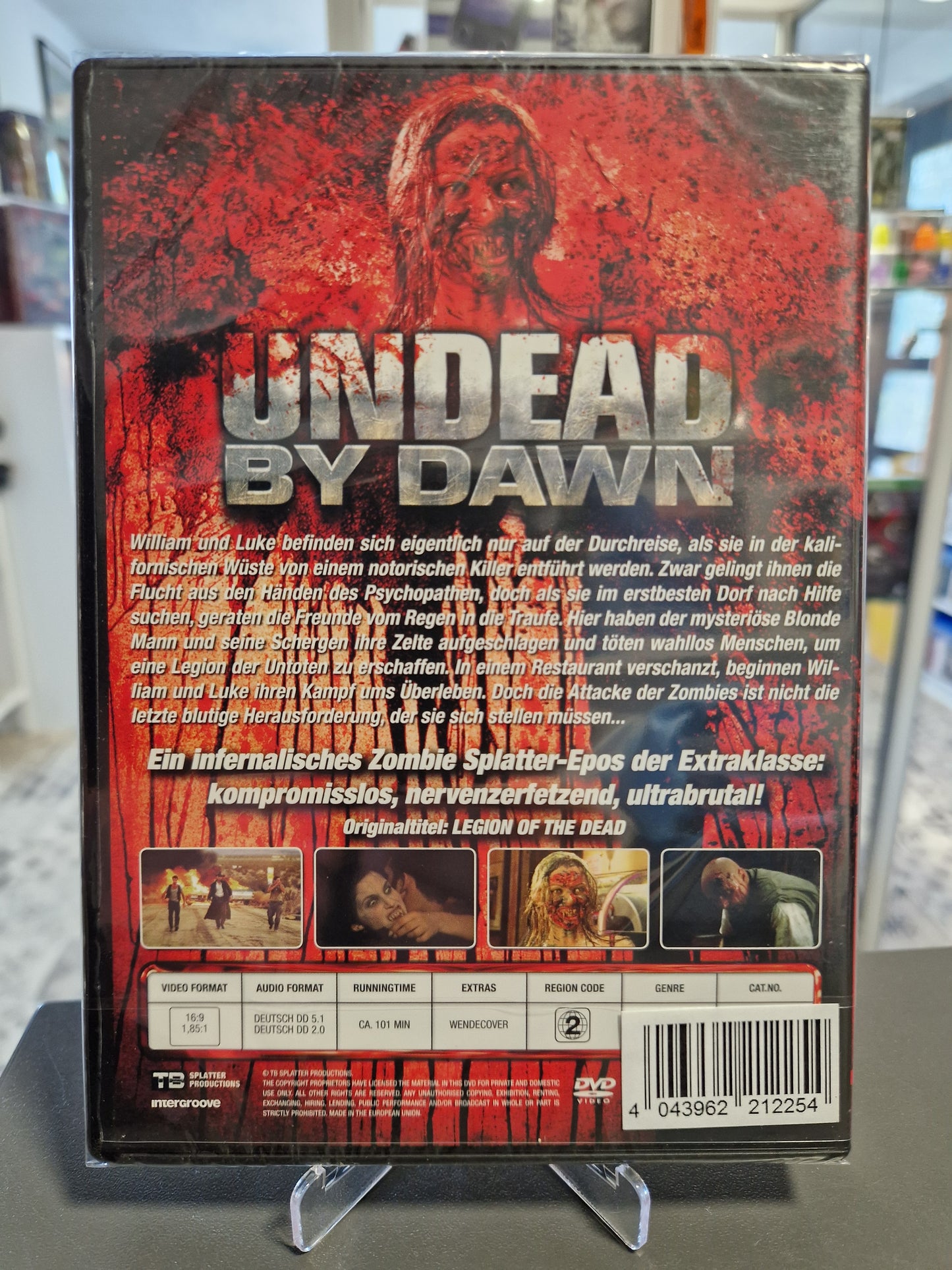 Rückseite der Horror-DVD Undead by Dawn mit blutrotem Hintergrund, der deutschen Inhaltsangabe, vier Szenenbildern aus dem Film und dem Barcode von Intergroove.