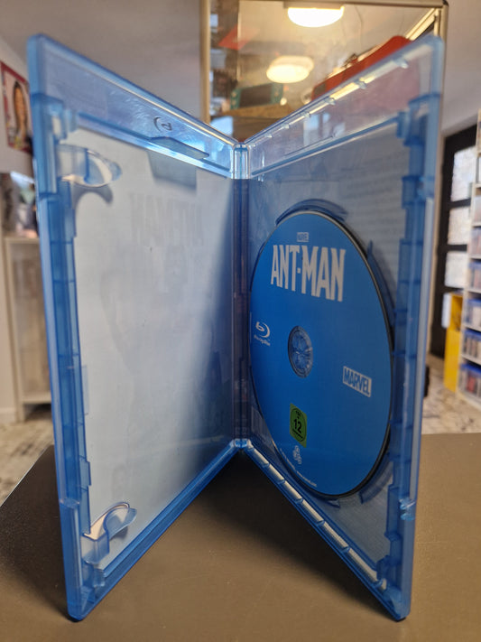Geöffnete Blu-ray Hülle von Marvel Ant-Man mit der blauen Blu-ray Disc.