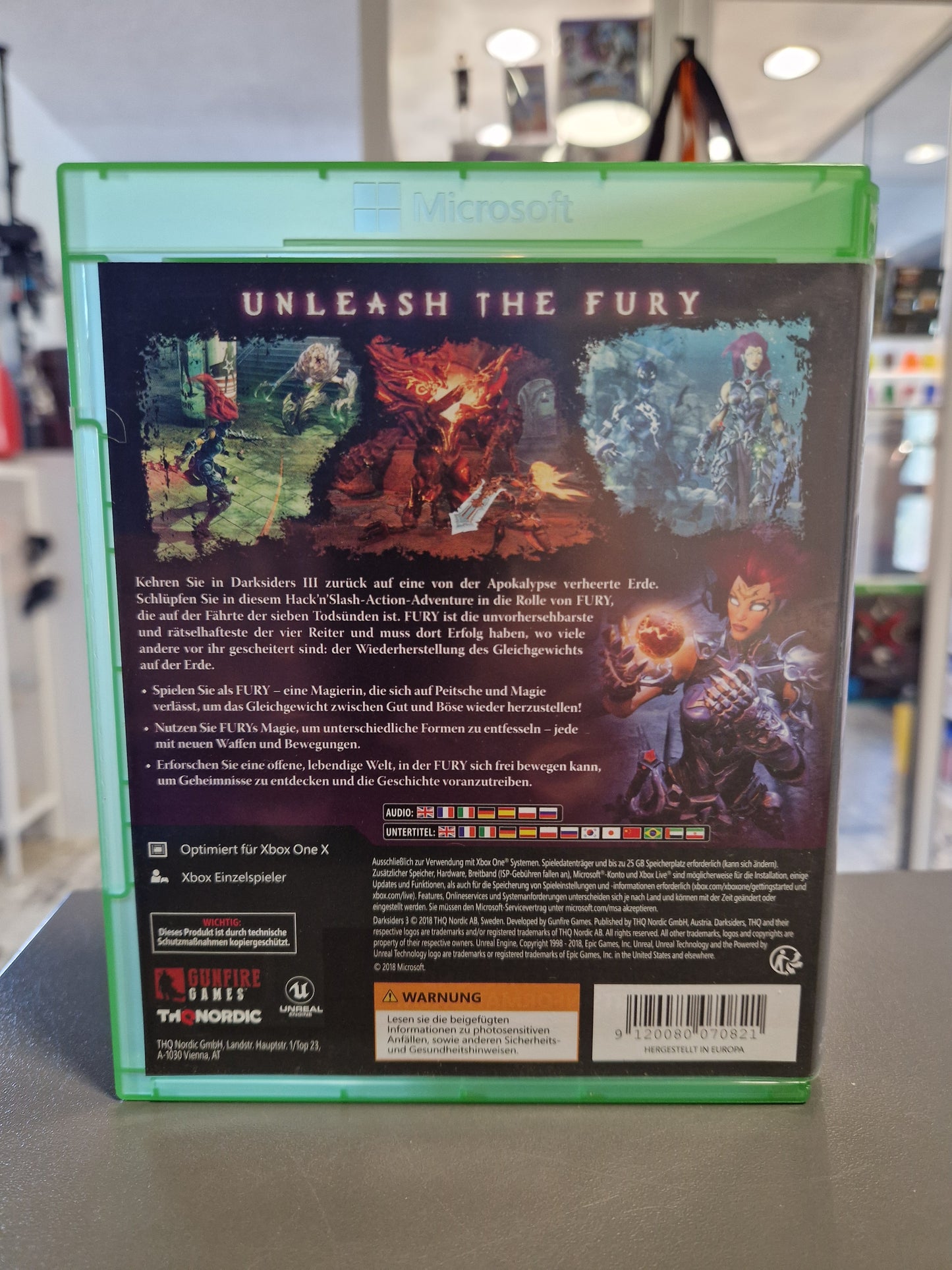 Rückseite der Darksiders 3 Xbox One Hülle mit Slogan Unleash the Fury, deutschen Spielbeschreibungen, Sprachflaggen und Barcode 9120080070821.