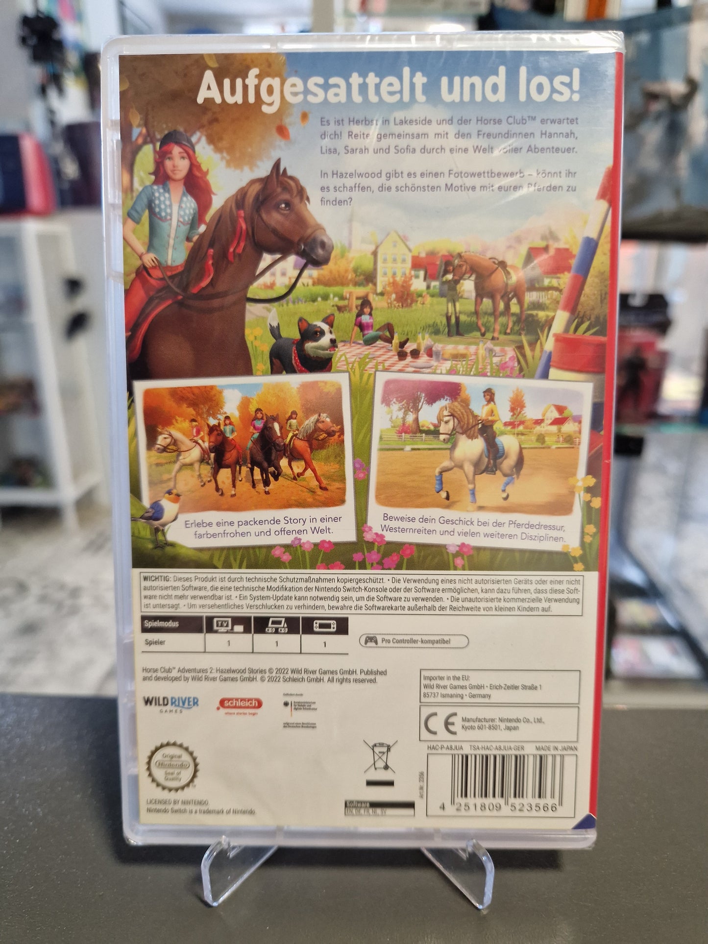 Rückseite der verschweißten Hülle von Horse Club Adventures 2 für Nintendo Switch mit Spielbeschreibung, Ingame-Screenshots, Kompatibilitätshinweisen und dem Barcode EAN 4251809523566.