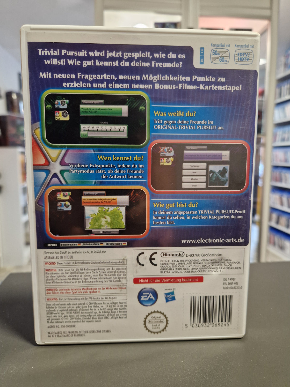 Rückseite der Wii Hülle von Trivial Pursuit mit EAN Barcode 5030932069245.