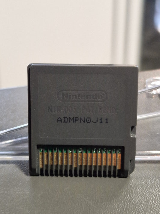 Rückseite des Nintendo DS Moduls Animal Crossing Wild World mit der eingeprägten Seriennummer ADMPN0J11 und goldenen Platinen-Kontakten, geprüft von Memory Lane.