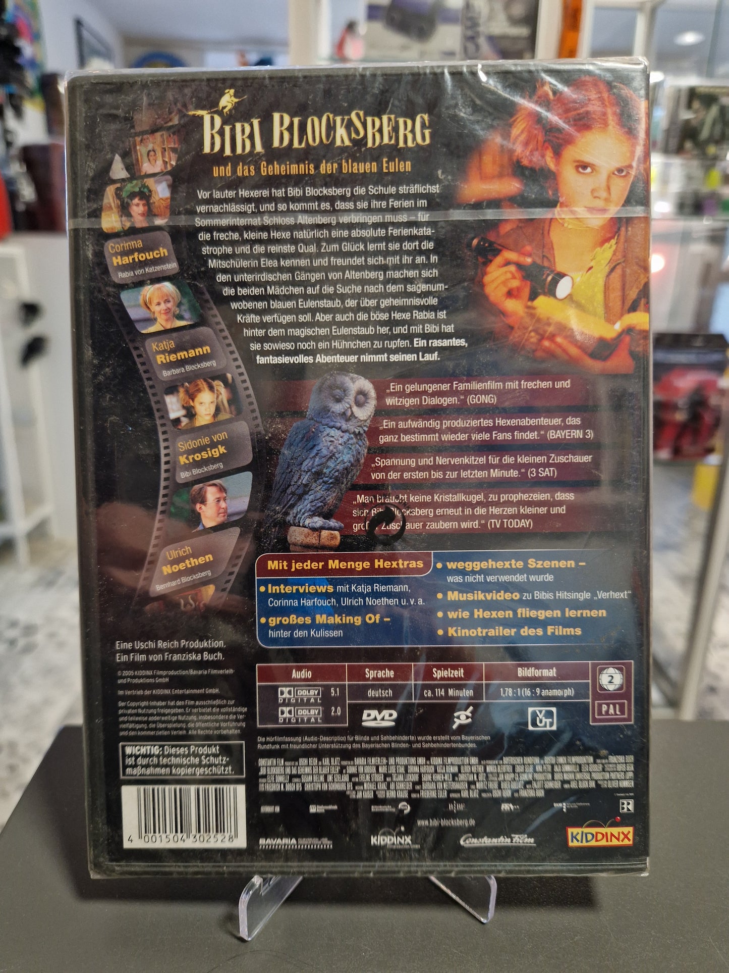 Rückseite der DVD-Hülle von Bibi Blocksberg und das Geheimnis der blauen Eulen mit Inhaltsangabe, Filmdetails, Bonusmaterial und Barcode. Angeboten von Memory Lane Rhauderfehn.