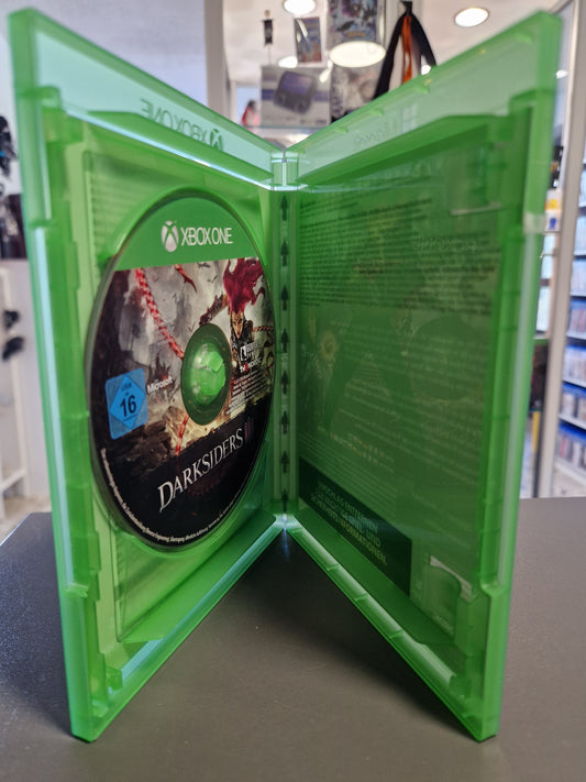 Geöffnete Xbox One Hülle von Darksiders 3 mit der sauberen, kratzerfreien Spiel-Disc auf der linken Seite.
