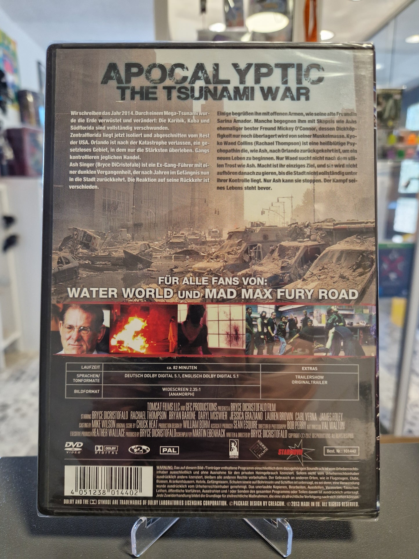 Rückseite der Apocalyptic: The Tsunami War DVD-Hülle mit deutschem Beschreibungstext, Szenenbildern aus dem Film und dem Hinweis Für alle Fans von Water World und Mad Max Fury Road sowie den technischen Details.