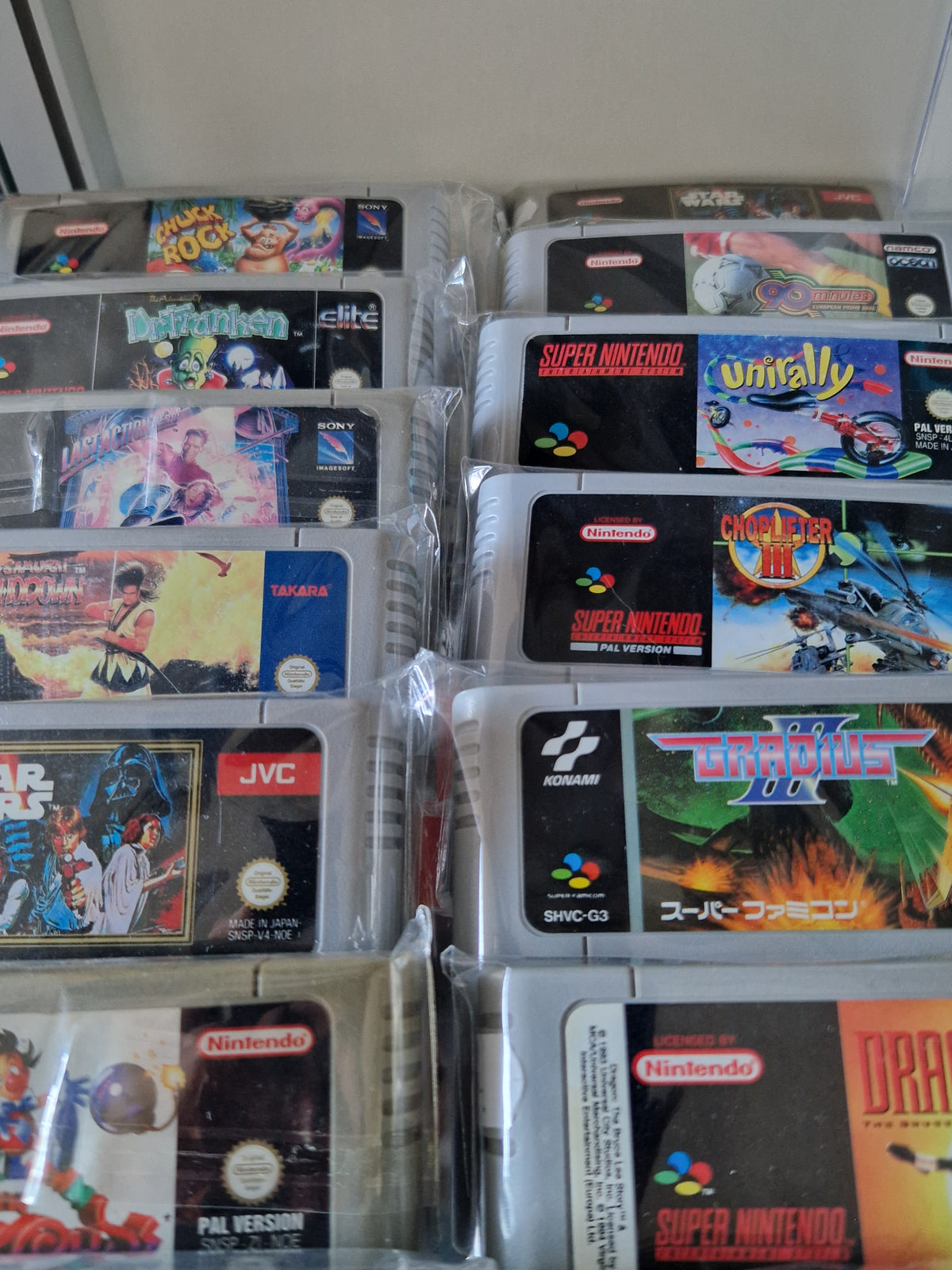 Sammlung von Super Nintendo SNES Modulen bei Memory Lane Games in Rhauderfehn.