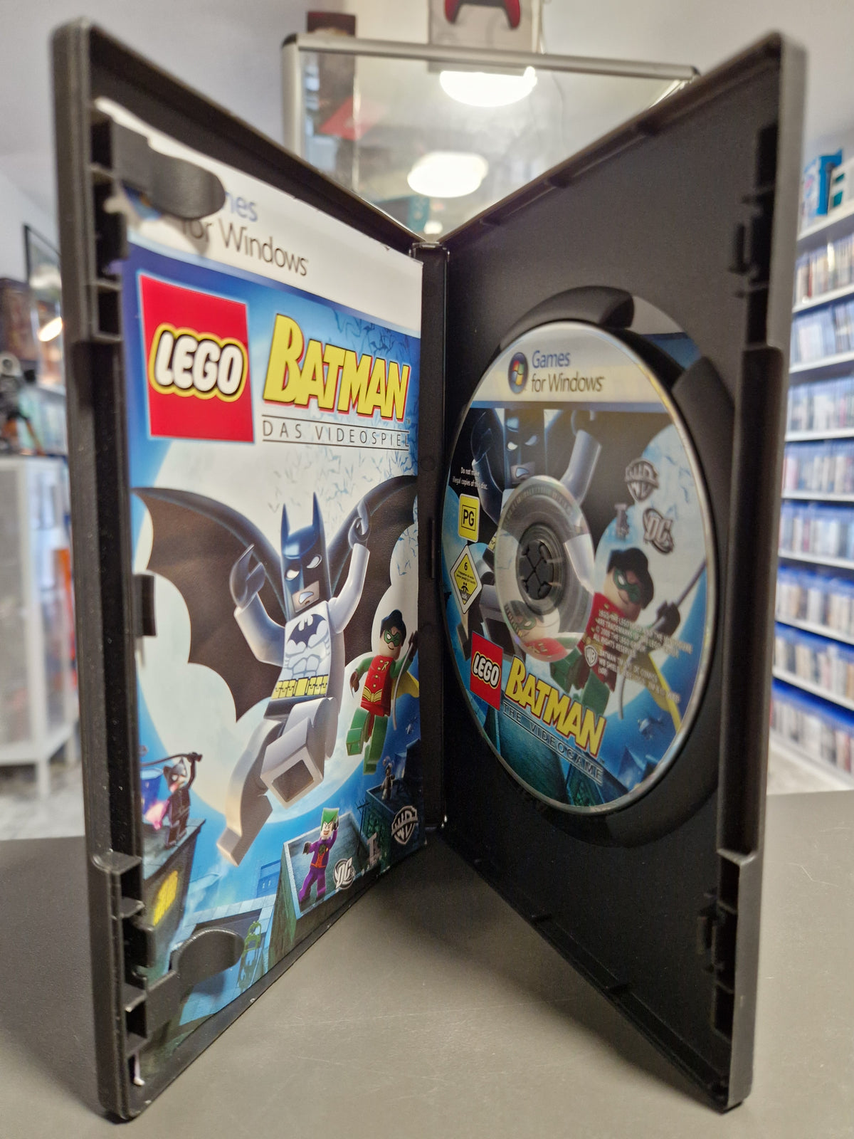 Geöffnete PC Hülle von LEGO Batman Das Videospiel mit DVD-ROM und Anleitungsheft.