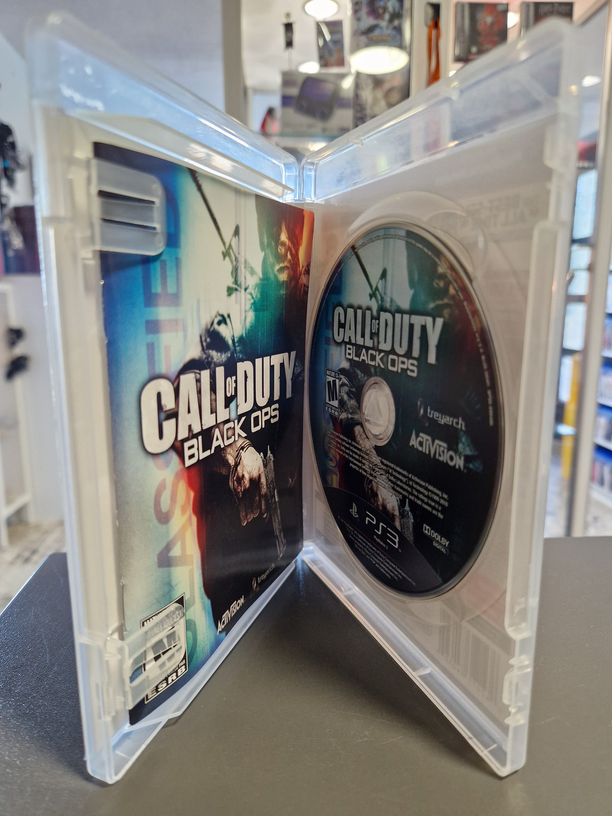 Geöffnete PS3 Hülle von Call of Duty Black Ops mit US-Disc und gedrucktem Booklet.