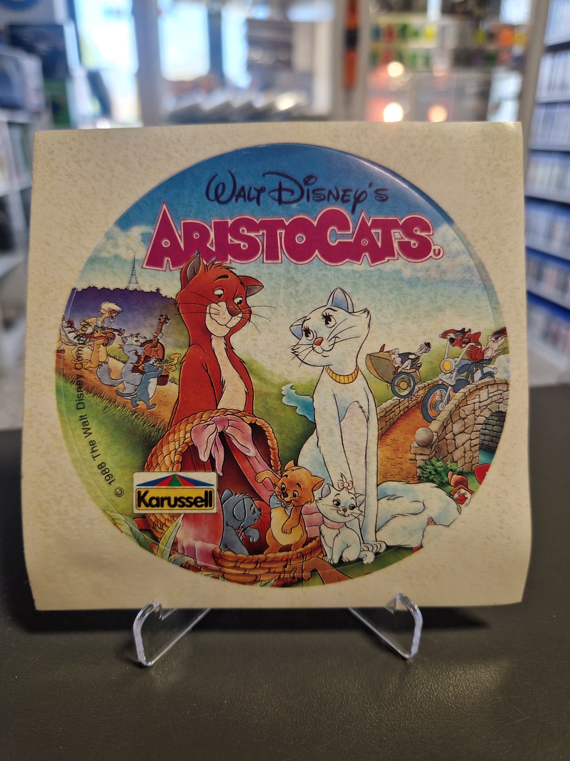 Runder Vintage-Sticker von Walt Disney's Aristocats aus dem Jahr 1988 mit Karussell-Logo.