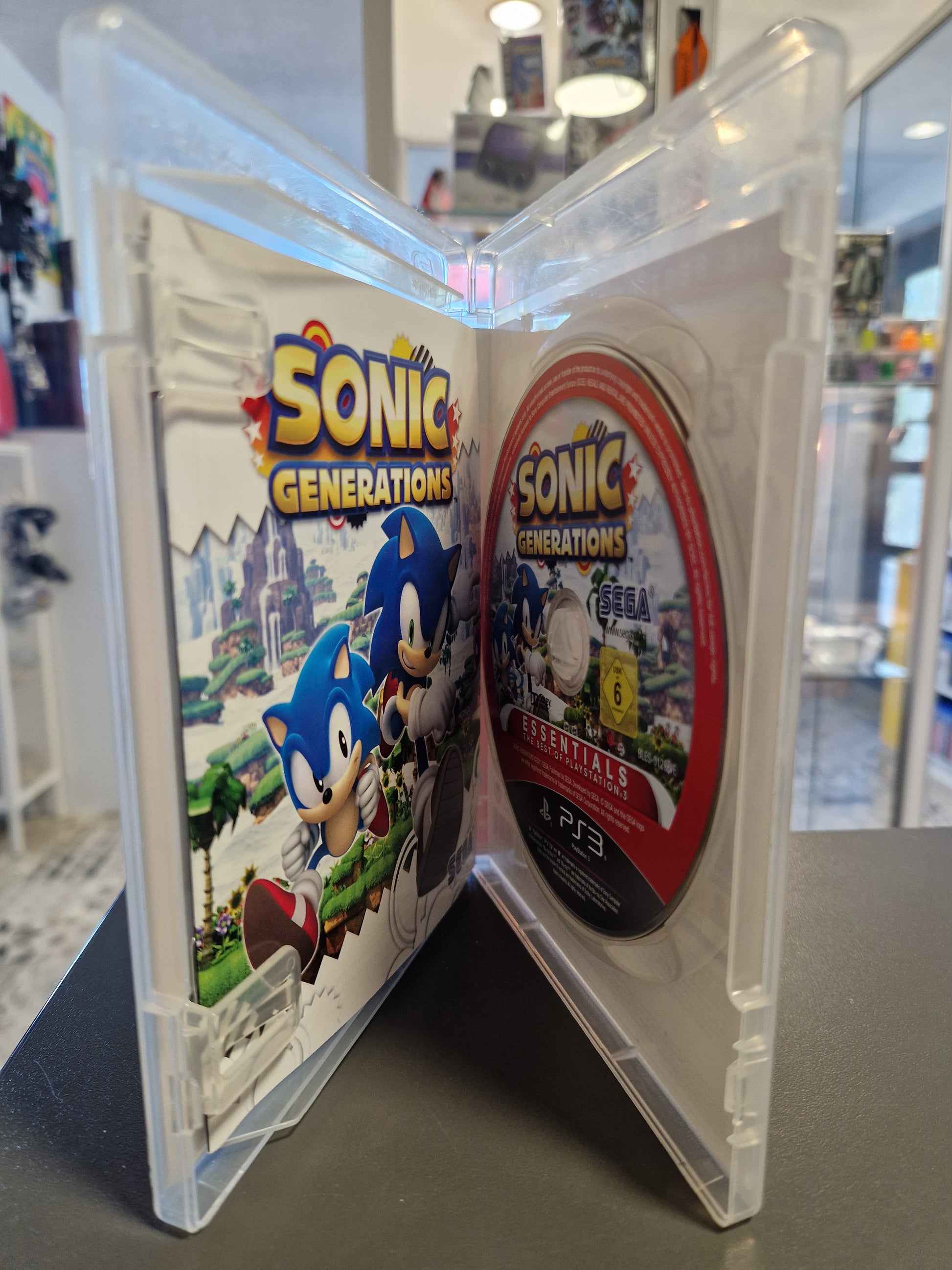 Geöffnete PS3 Hülle von Sonic Generations mit kratzerfreier Blu-ray Disc und originaler Anleitung.