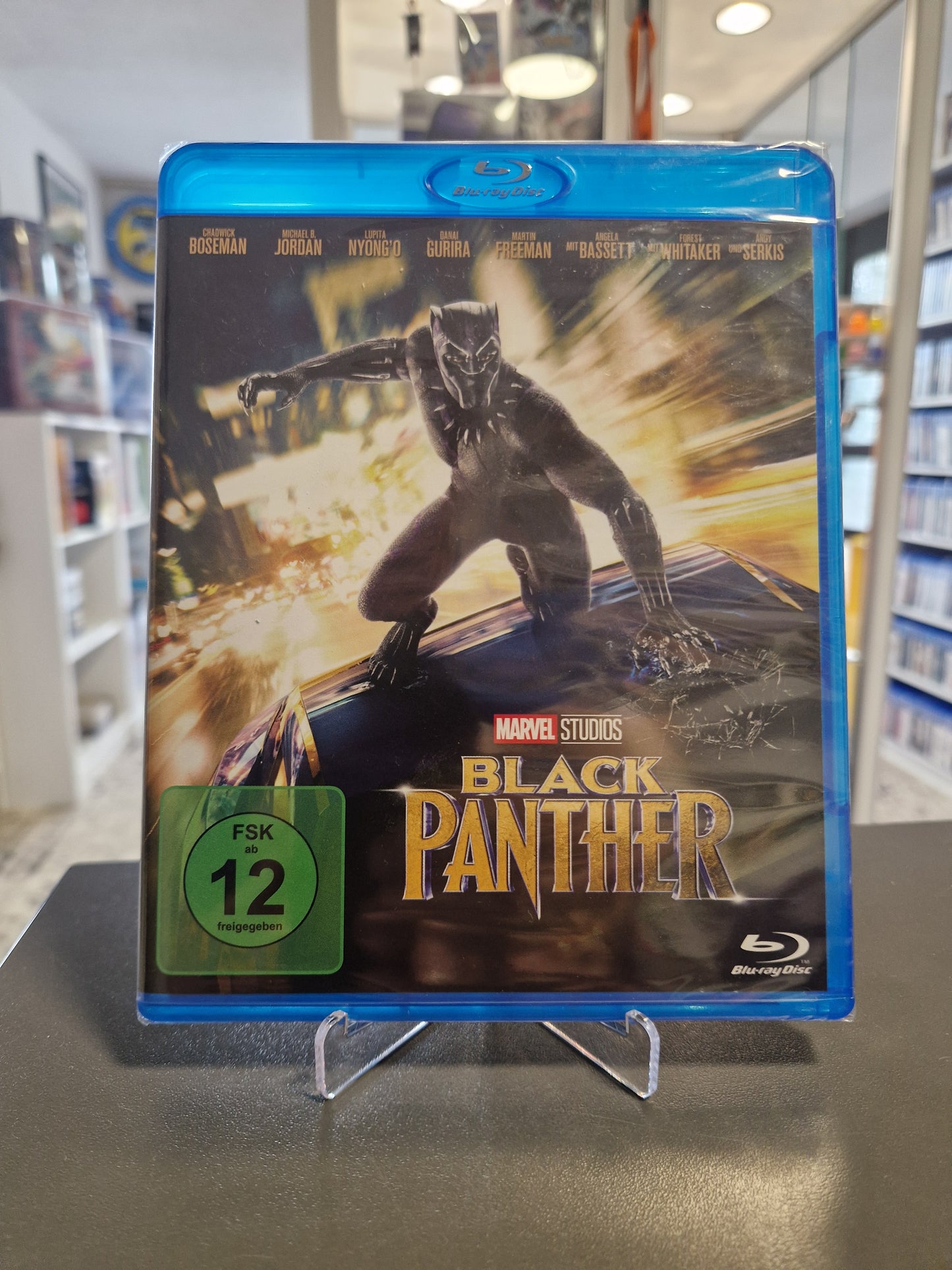 Blu-ray-Cover von „Black Panther“ in glänzender Original-Schutzfolie, zeigt den Helden im schwarzen Panther-Anzug in einer dynamischen Action-Pose auf einem Auto.