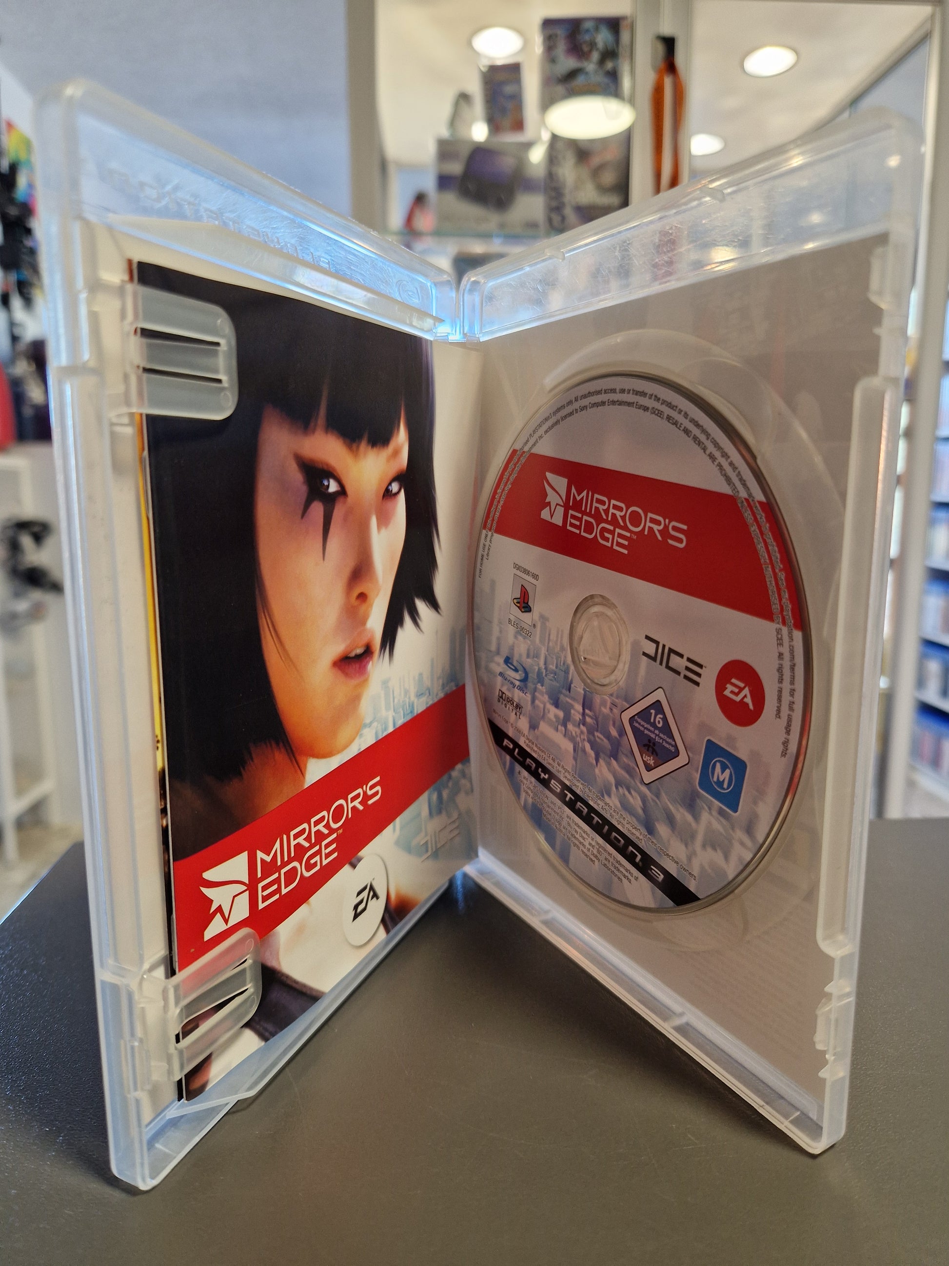 Geöffnete PS3-Hülle mit der kratzerfreien Disc und der originalen Anleitung.
