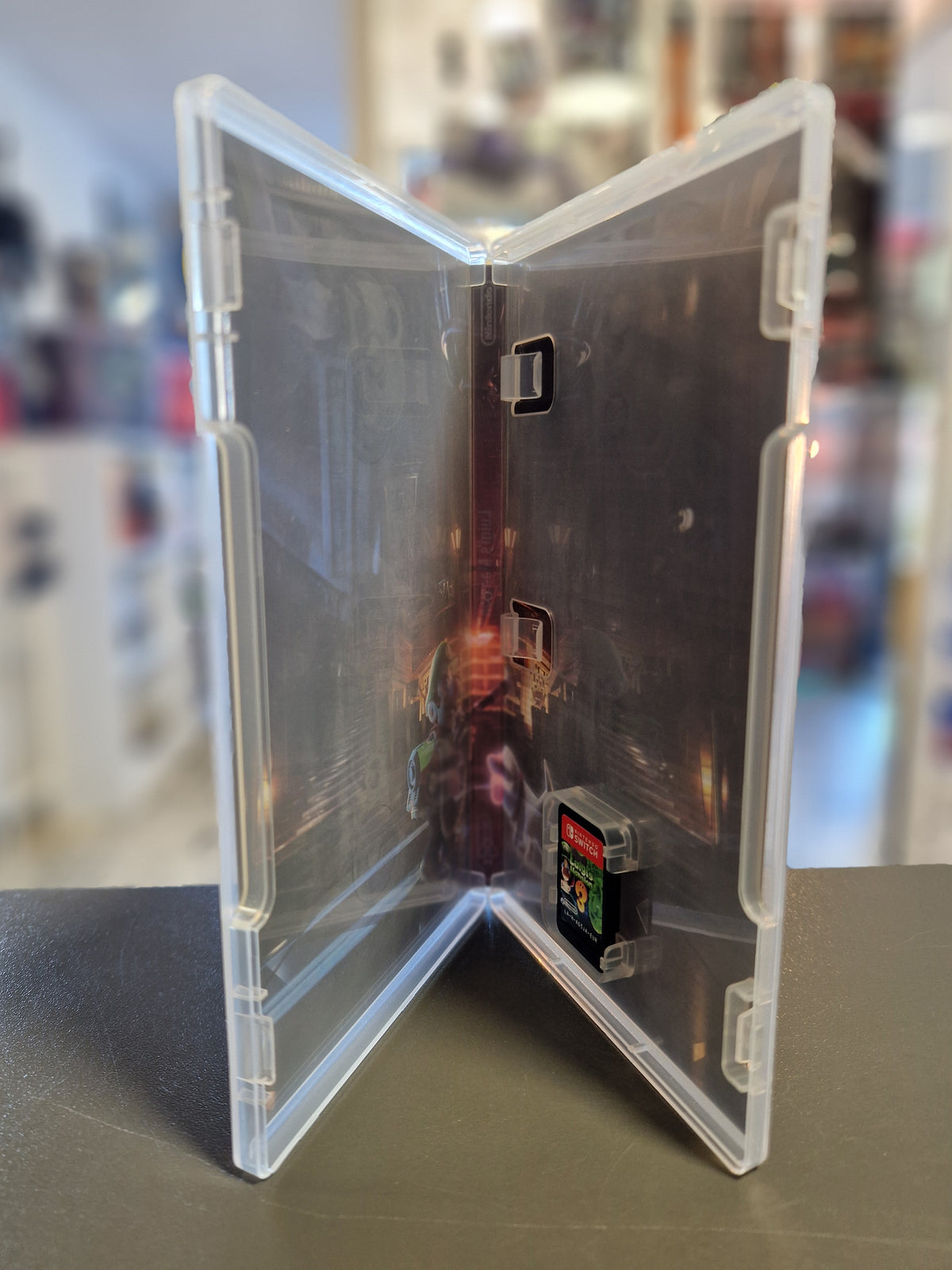 Geöffnete Switch Hülle von Luigi's Mansion 3 mit Game Card und Innen-Cover.