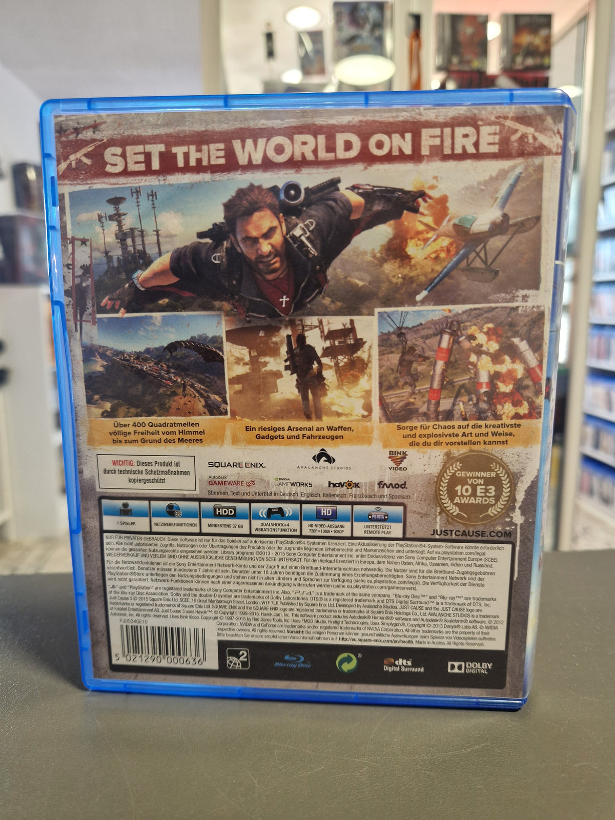 Rückseite der PS4 Hülle von Just Cause 3 mit Spielszenen und Barcode 5021290000636.