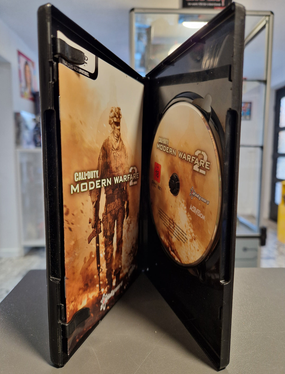 Geöffnete PC Hülle von Call of Duty Modern Warfare 2 mit 2 DVD-ROMs und Handbuch.