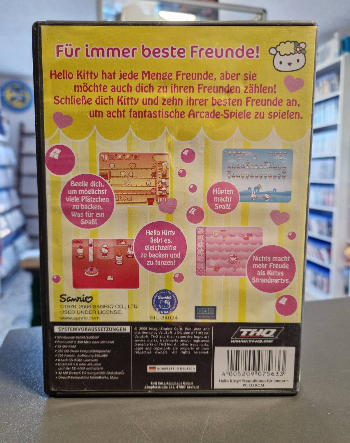 Rückseite der PC Hülle von Hello Kitty Freundinnen für immer mit Barcode 4005209075633
