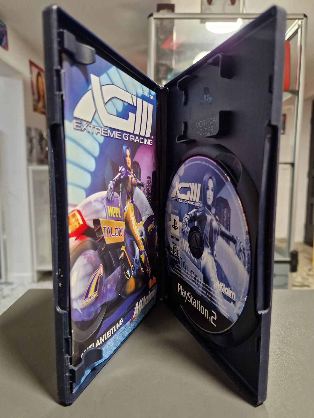 Geöffnete PS2 Hülle von XGIII Extreme G mit Disc und Spielanleitung.