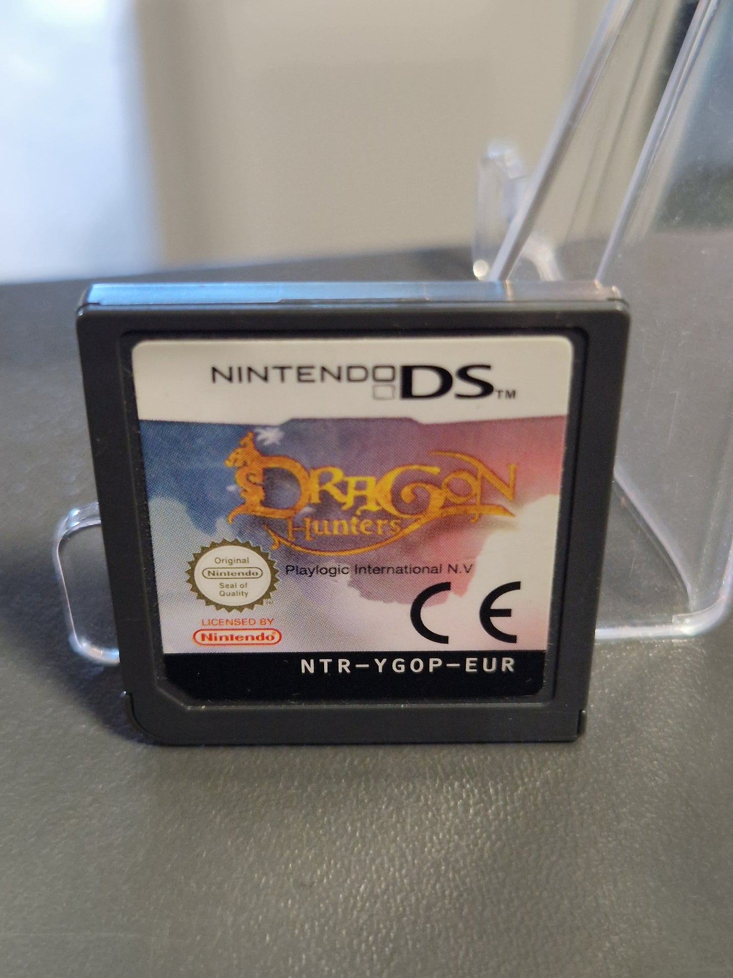 Die Vorderseite des Nintendo DS Spielmoduls Dragon Hunters (Die Drachenjäger) mit dem offiziellen goldenen Nintendo Seal of Quality und dem Ländercode NTR-YGOP-EUR.