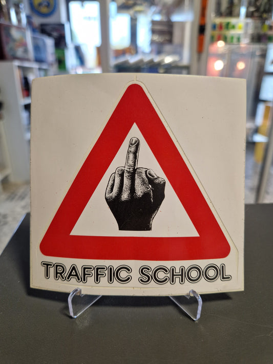 Originaler Vintage-Aufkleber aus den 90ern: Rotes Warndreieck mit Mittelfinger-Symbol und Text Traffic School. Ungenutzter Sammlerzustand.