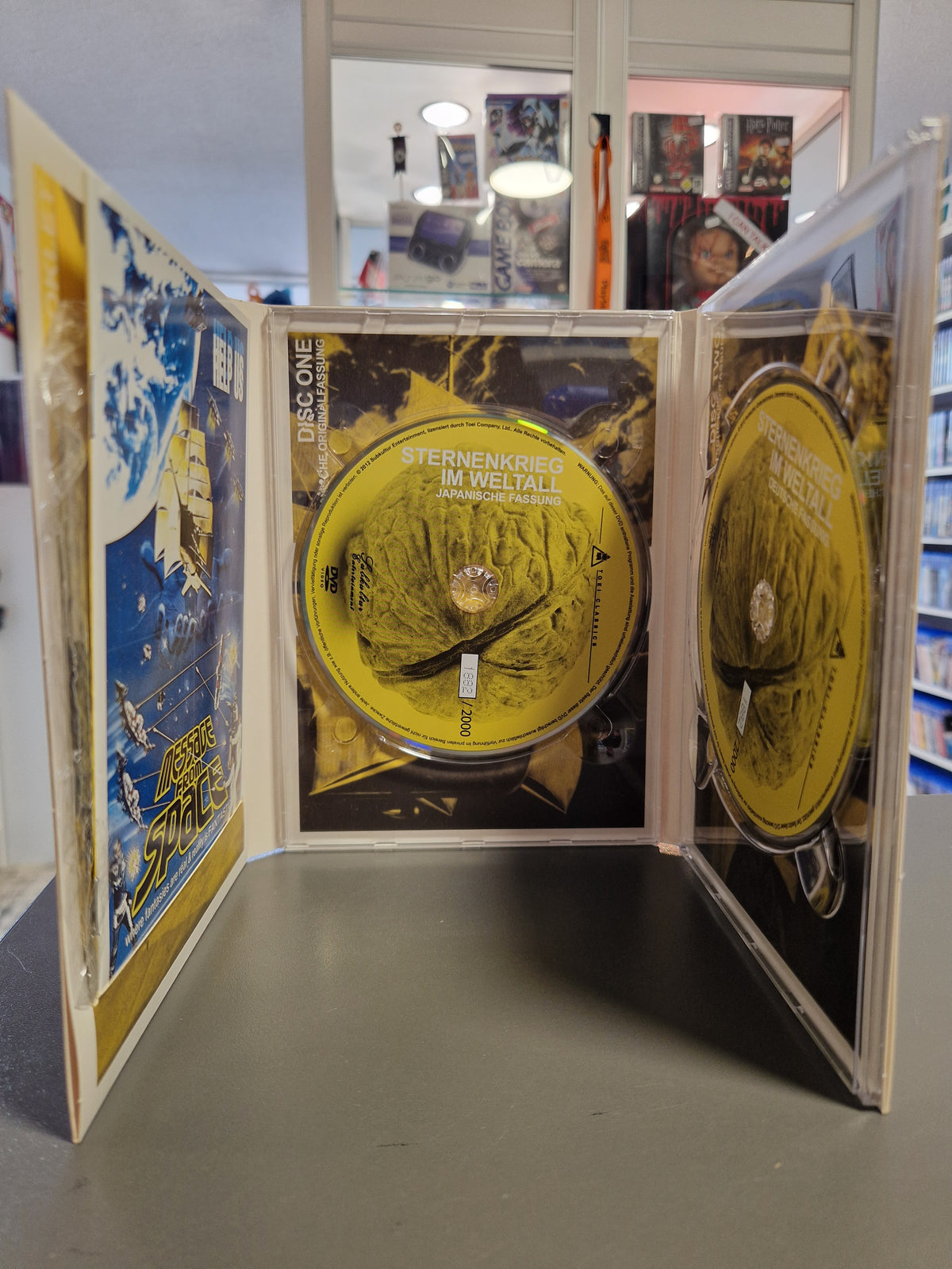 Aufgeklapptes Digipak von Sternenkrieg im Weltall mit Discs und Limitierungsnummer 1892 von 2000.