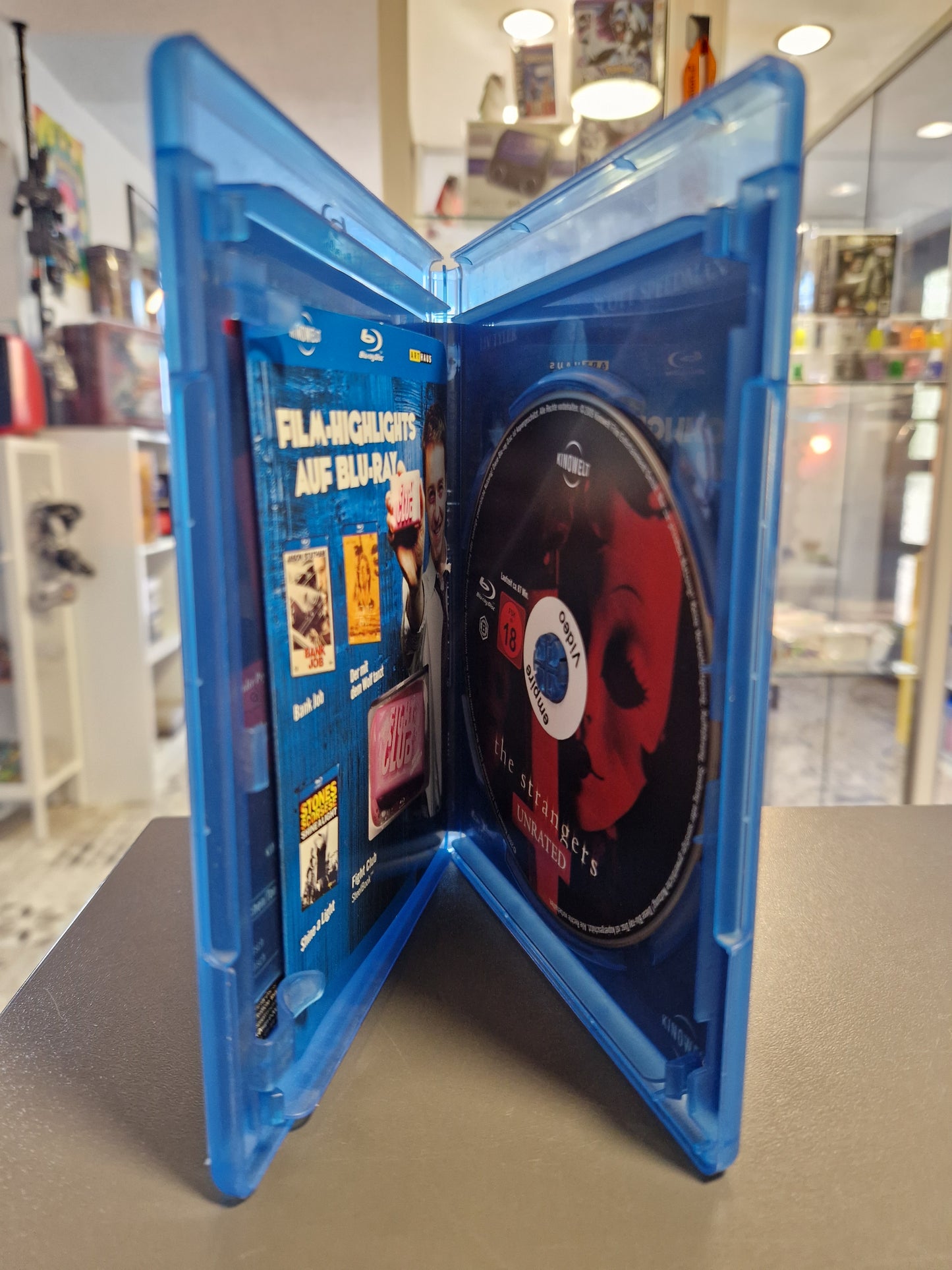 Geprüfte Disc von The Strangers (Unrated) mit leichten Gebrauchsspuren, voll funktionsfähig.