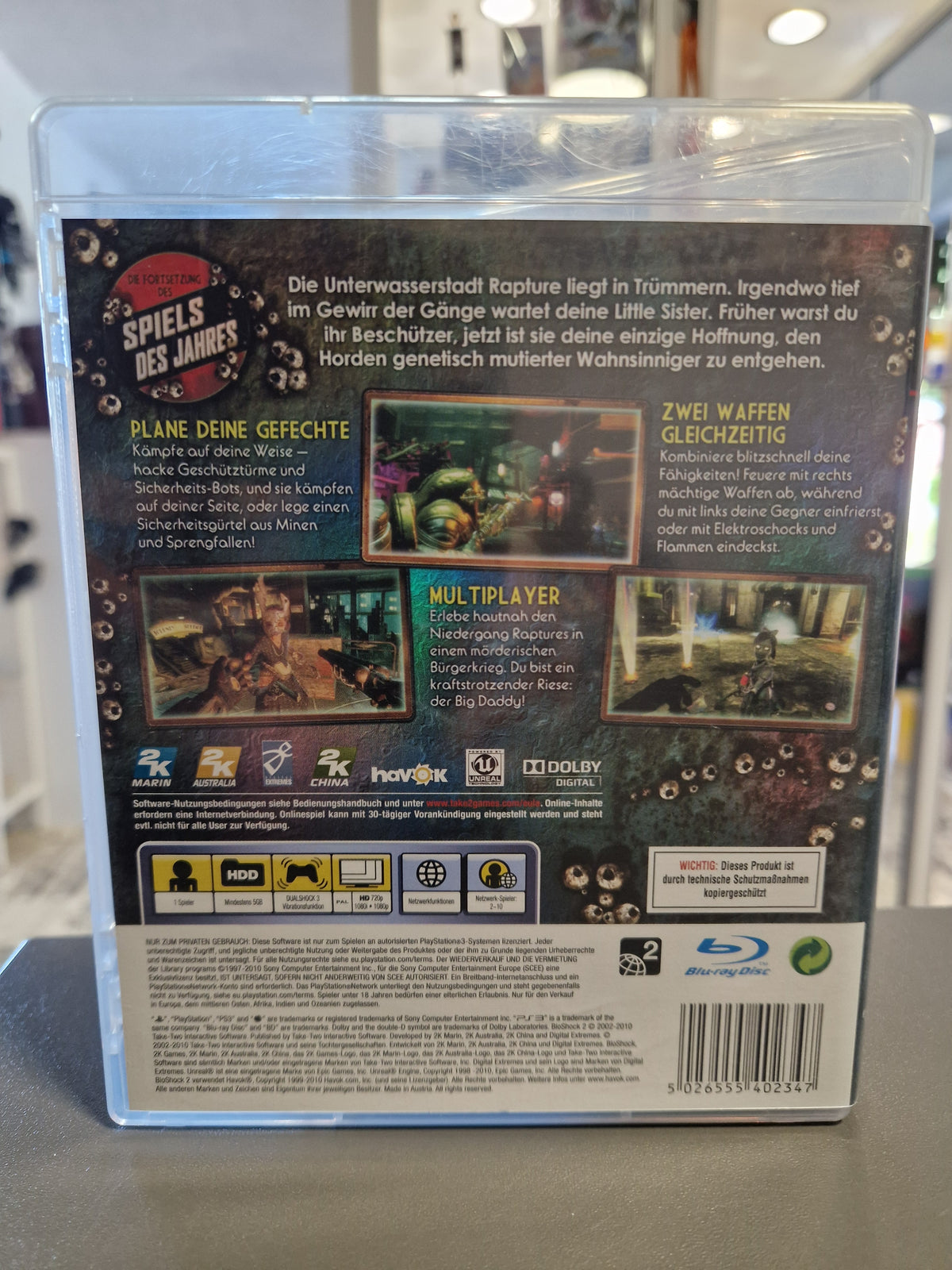 Rückseite der BioShock 2 PS3 Hülle mit Spielbeschreibung, Screenshots und Barcode 5026555402347.