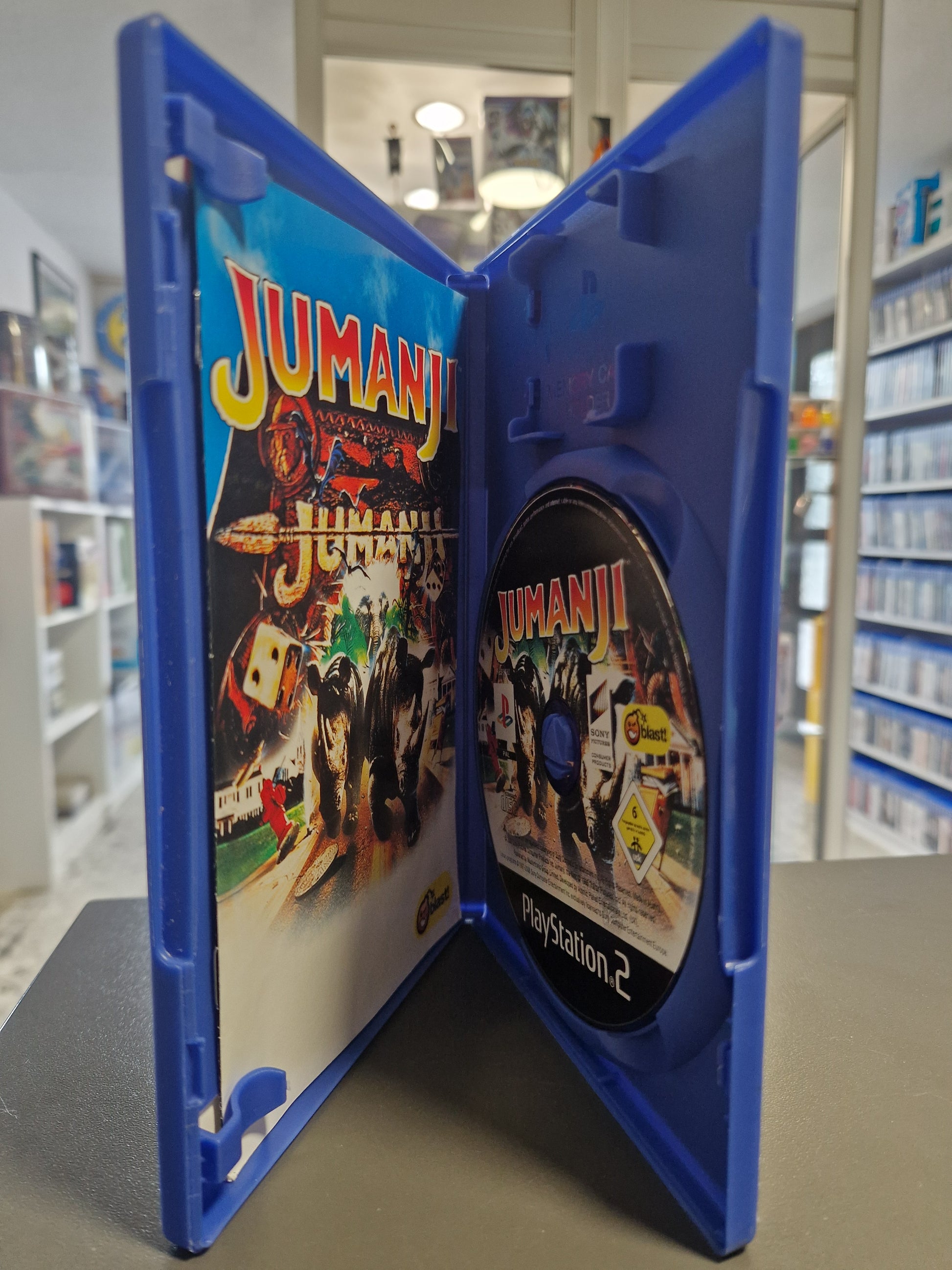 Geöffnete PS2-Hülle zeigt die saubere, kratzerfreie Spiele-Disc auf der rechten Seite und das originale gedruckte Handbuch auf der linken Seite.