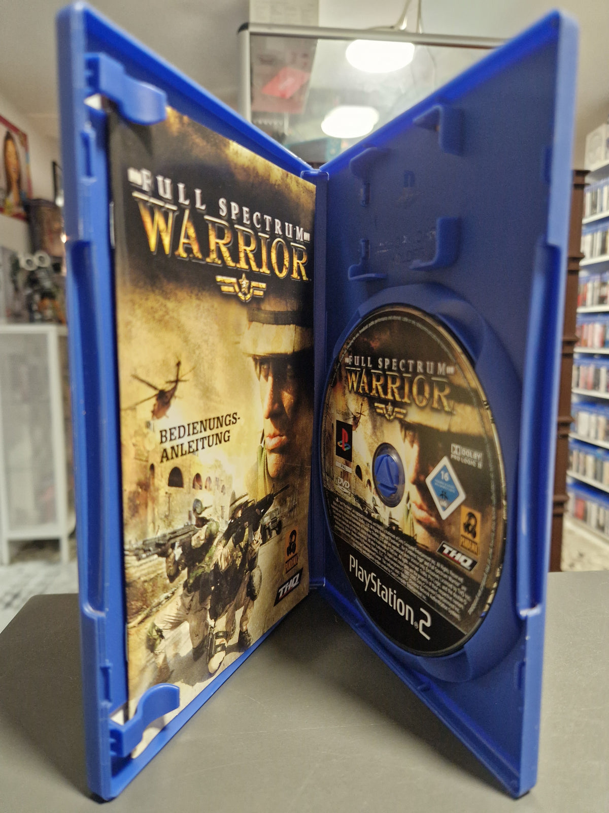 Geöffnete PS2 Hülle von Full Spectrum Warrior mit DVD-ROM und Bedienungsanleitung.