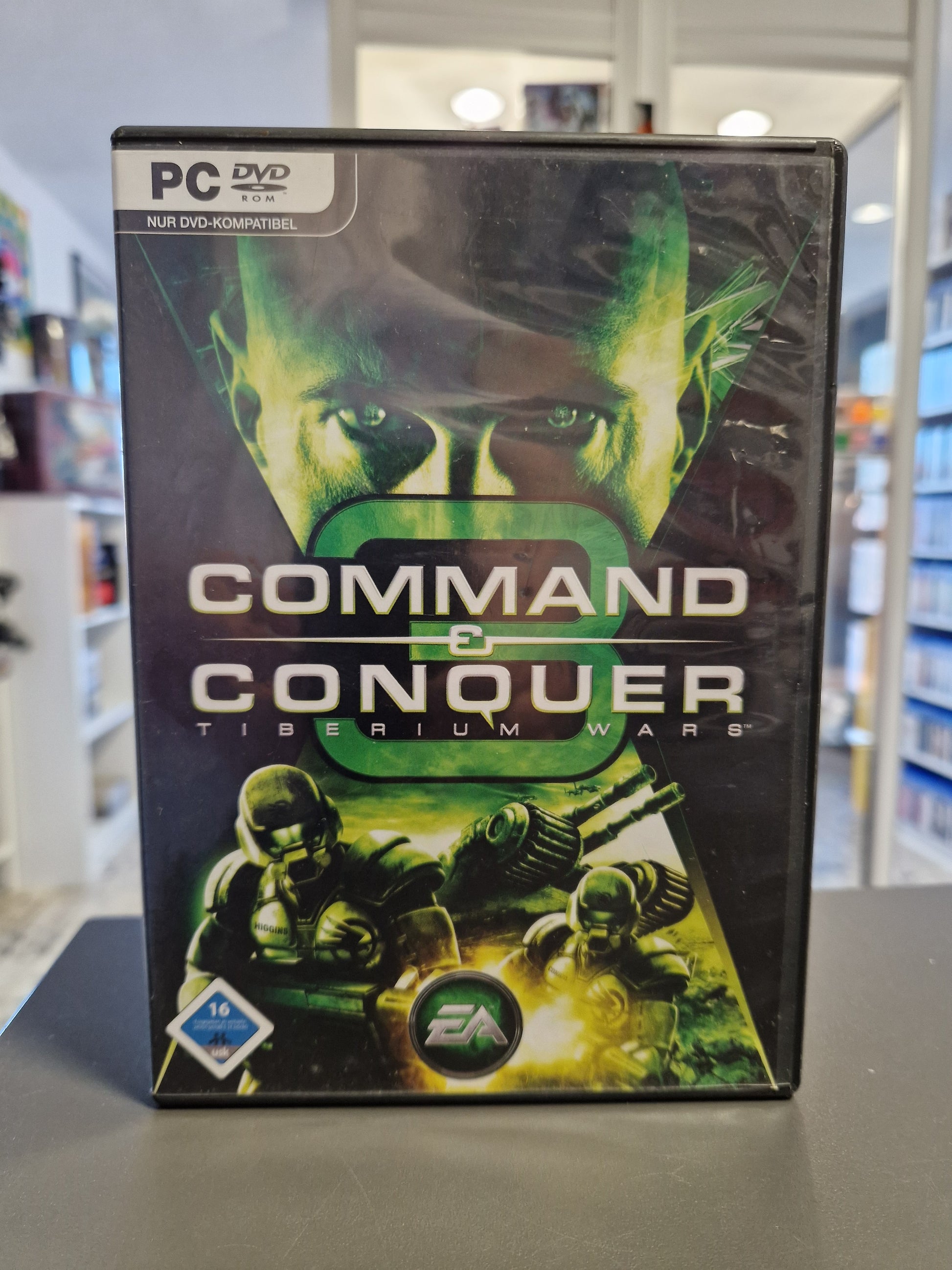 Command & Conquer 3 Tiberium Wars PC Cover mit dem ikonischen grünen Tiberium-Kristall.
