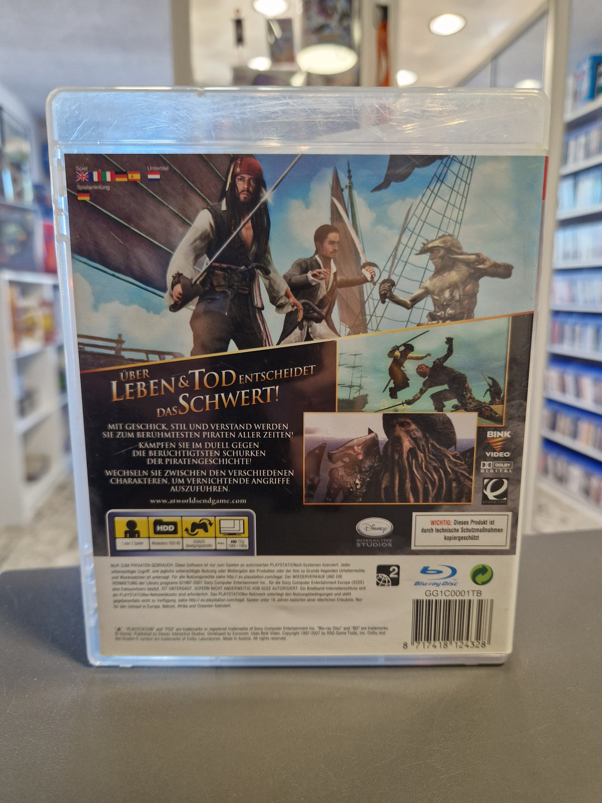 Rückseite der Pirates of the Caribbean PS3 Hülle mit Spielbeschreibung, Screenshots und Barcode 8717418124328.