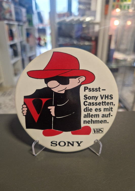 Runder Vintage Sony VHS Cassetten Werbeaufkleber mit Spion-Motiv und Slogan Pssst... von ca. 1990.