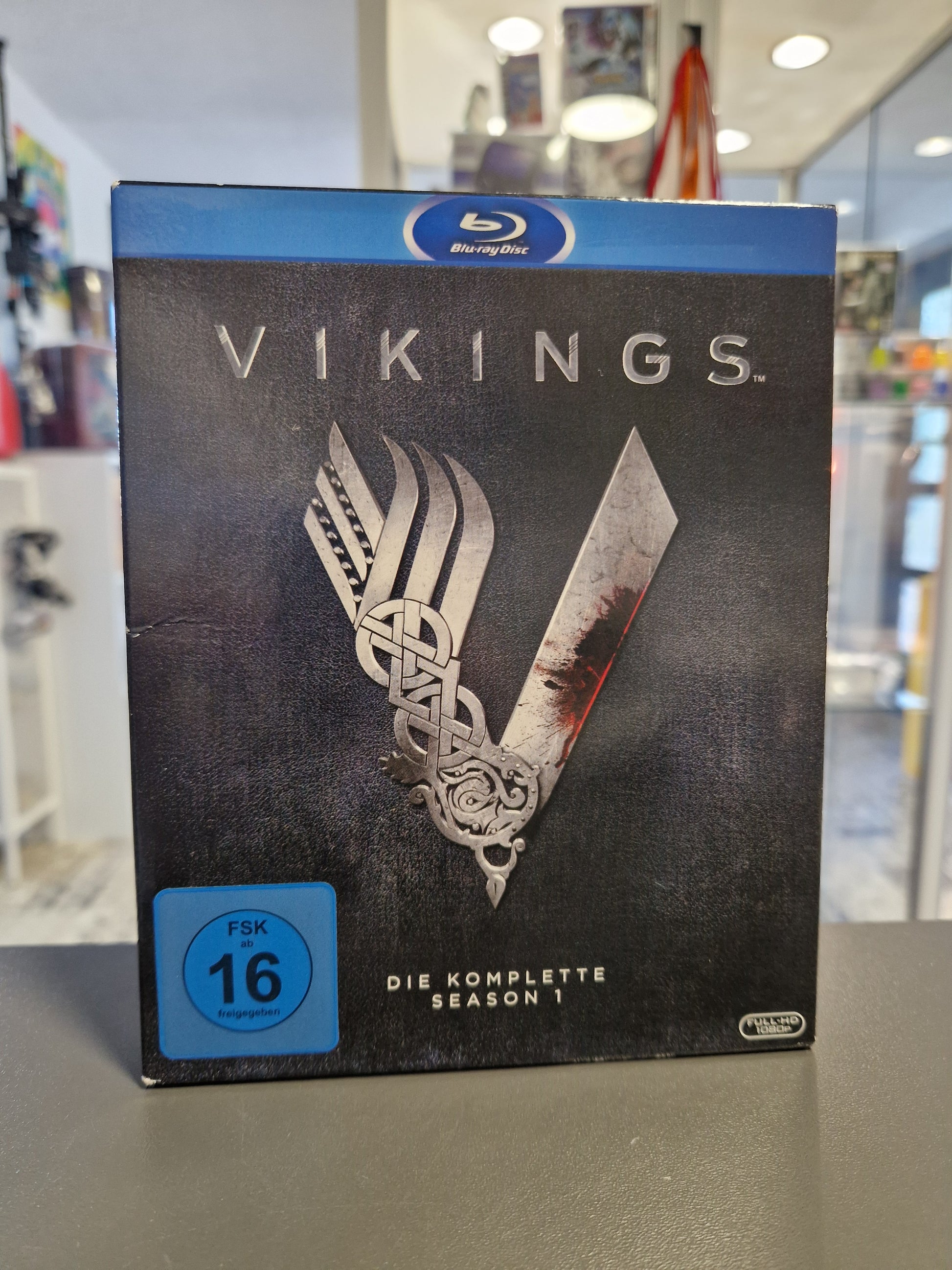 Vikings Season 1 Blu-ray Schuber mit Ragnar Lothbrok vor einer nordischen Kulisse.
