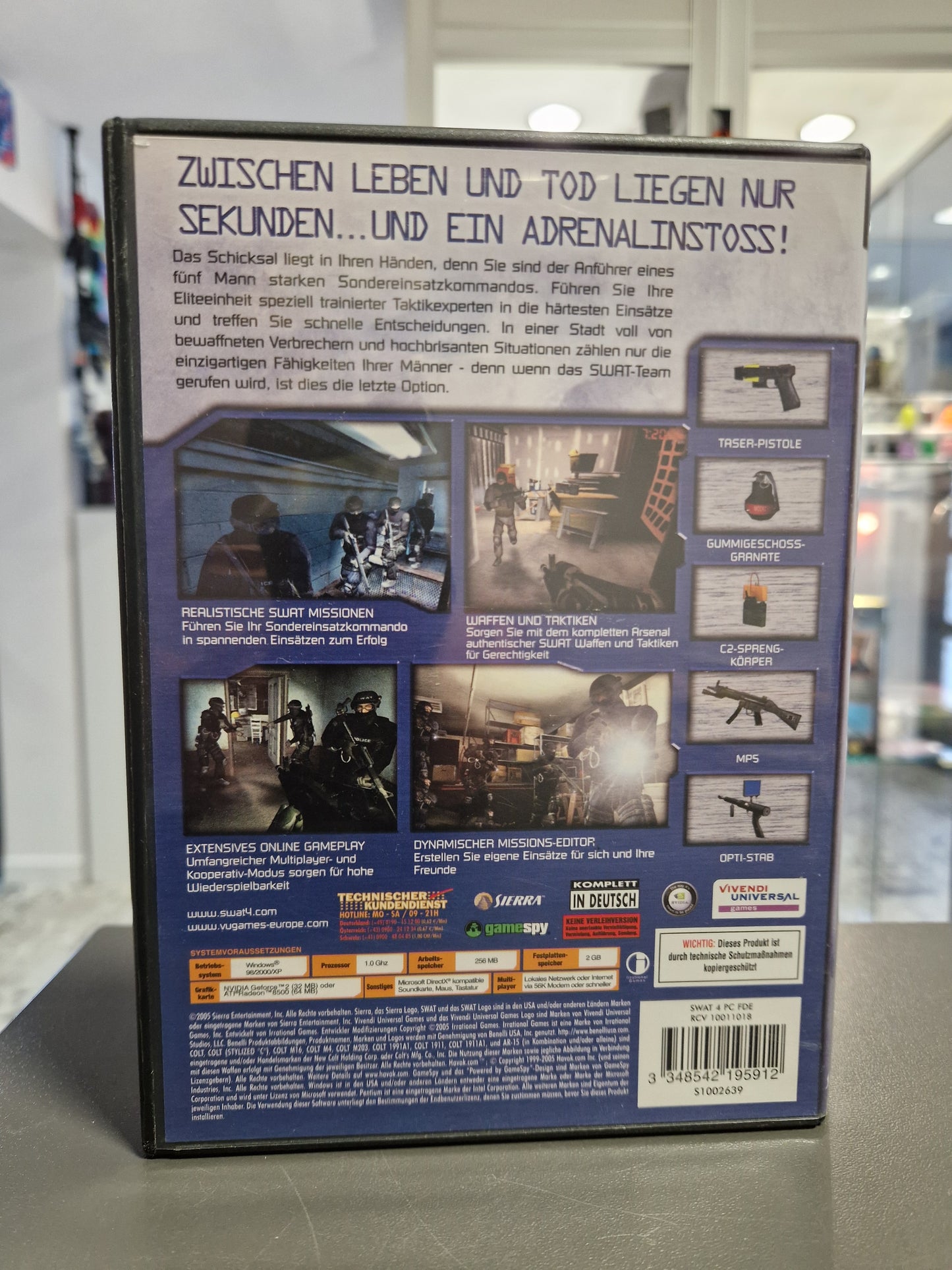 Rückseite der Verpackung von SWAT 4 PC mit Einsatz-Screenshots und Features