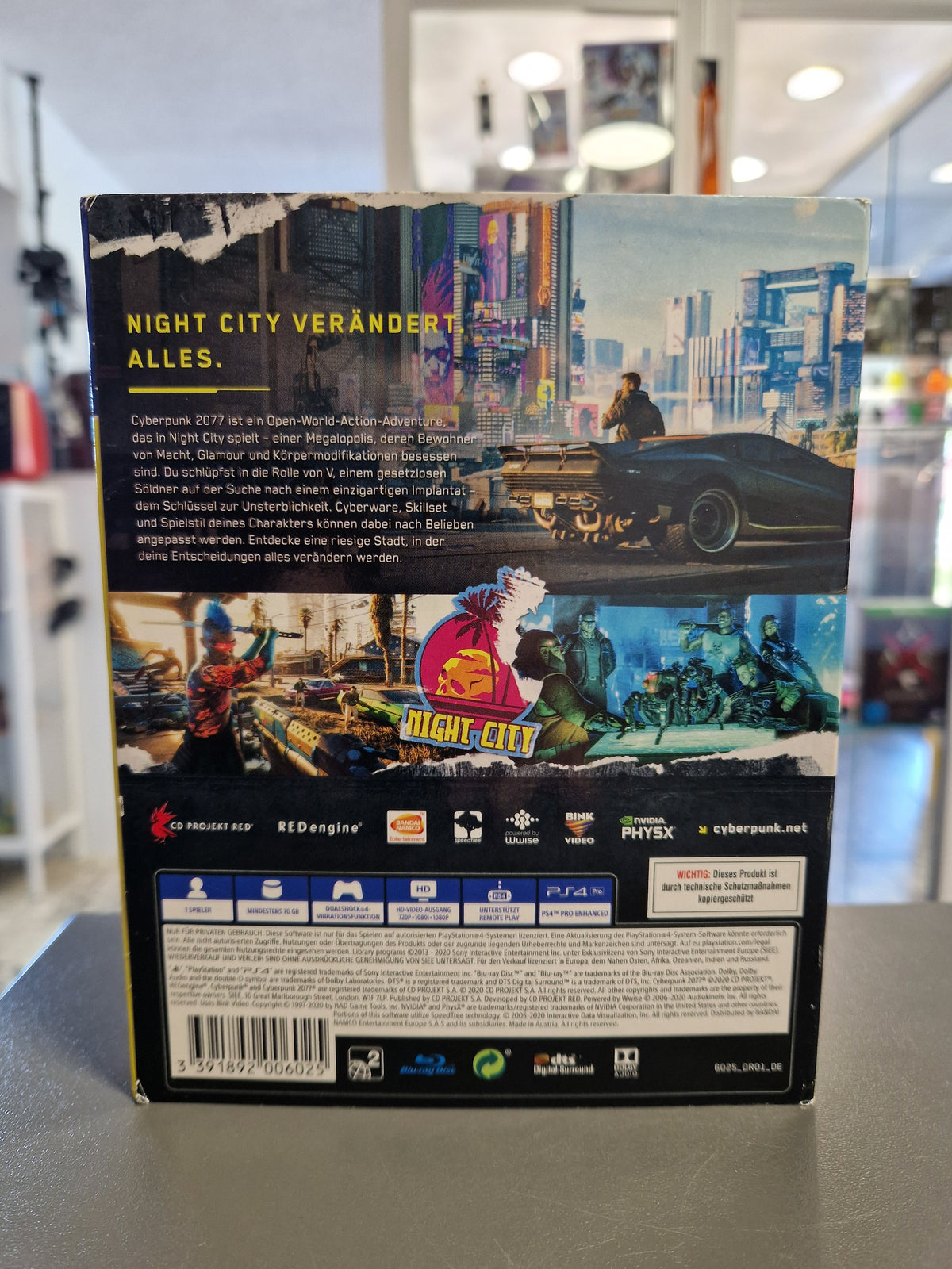 Rückseite des Kartons von Cyberpunk 2077 PS4 mit Spielbeschreibungen und Barcode 3391892006025.