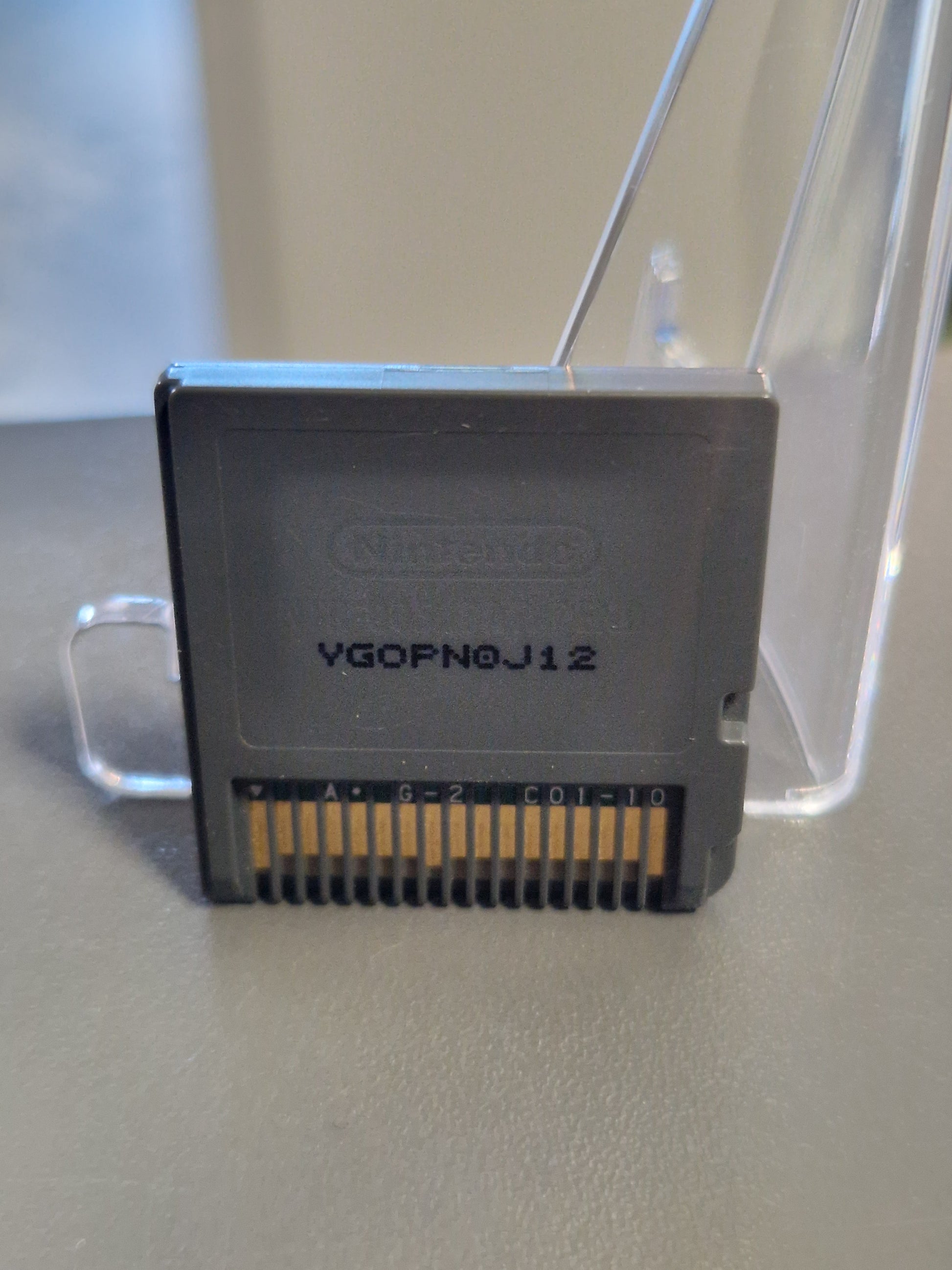 Die Rückseite des Nintendo DS Moduls mit den sichtbaren goldenen Kontakten und der eingestanzten Seriennummer YGOPN0J12.