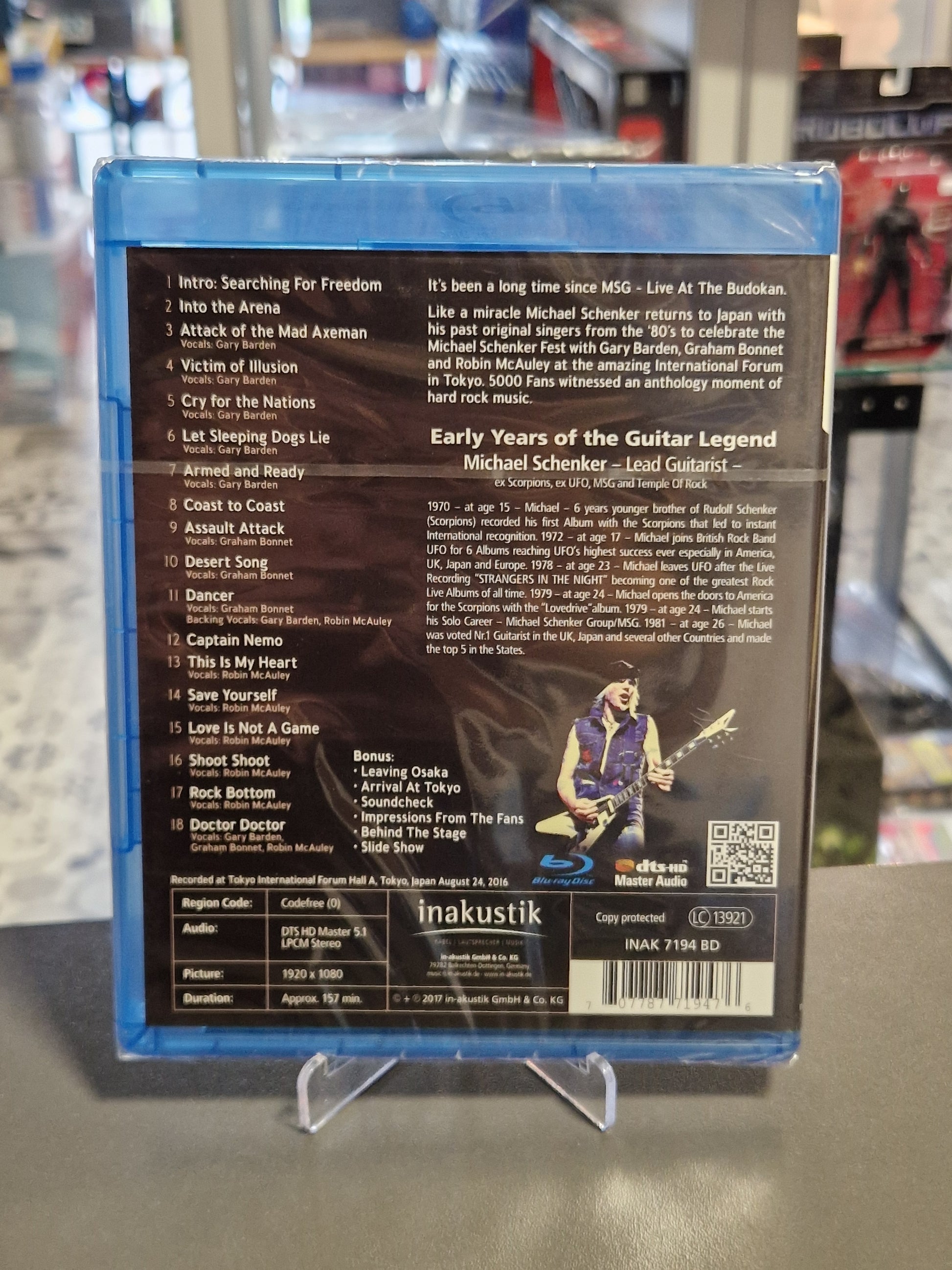 Rückseite der verschweißten Michael Schenker Fest Live Blu-ray Hülle mit vollständiger Trackliste, Band-Historie, Live-Foto, technischen Audio-Angaben von in-akustik und dem Barcode EAN 707787719476.