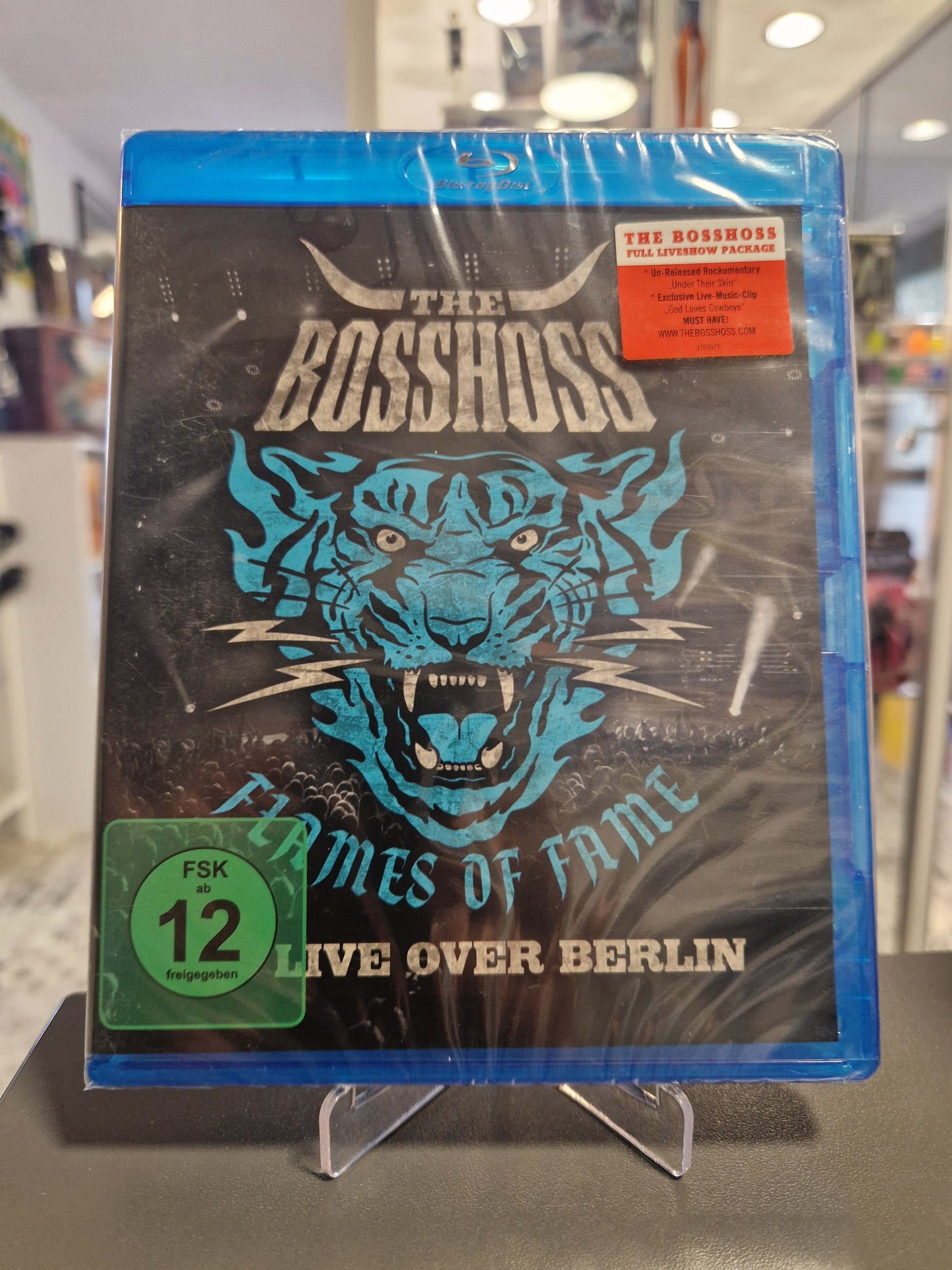 Vorderseite der Live-Blu-ray Flames of Fame – Live over Berlin von The BossHoss, originalverpackt in Folie mit FSK 12 Logo bei Memory Lane Rhauderfehn.