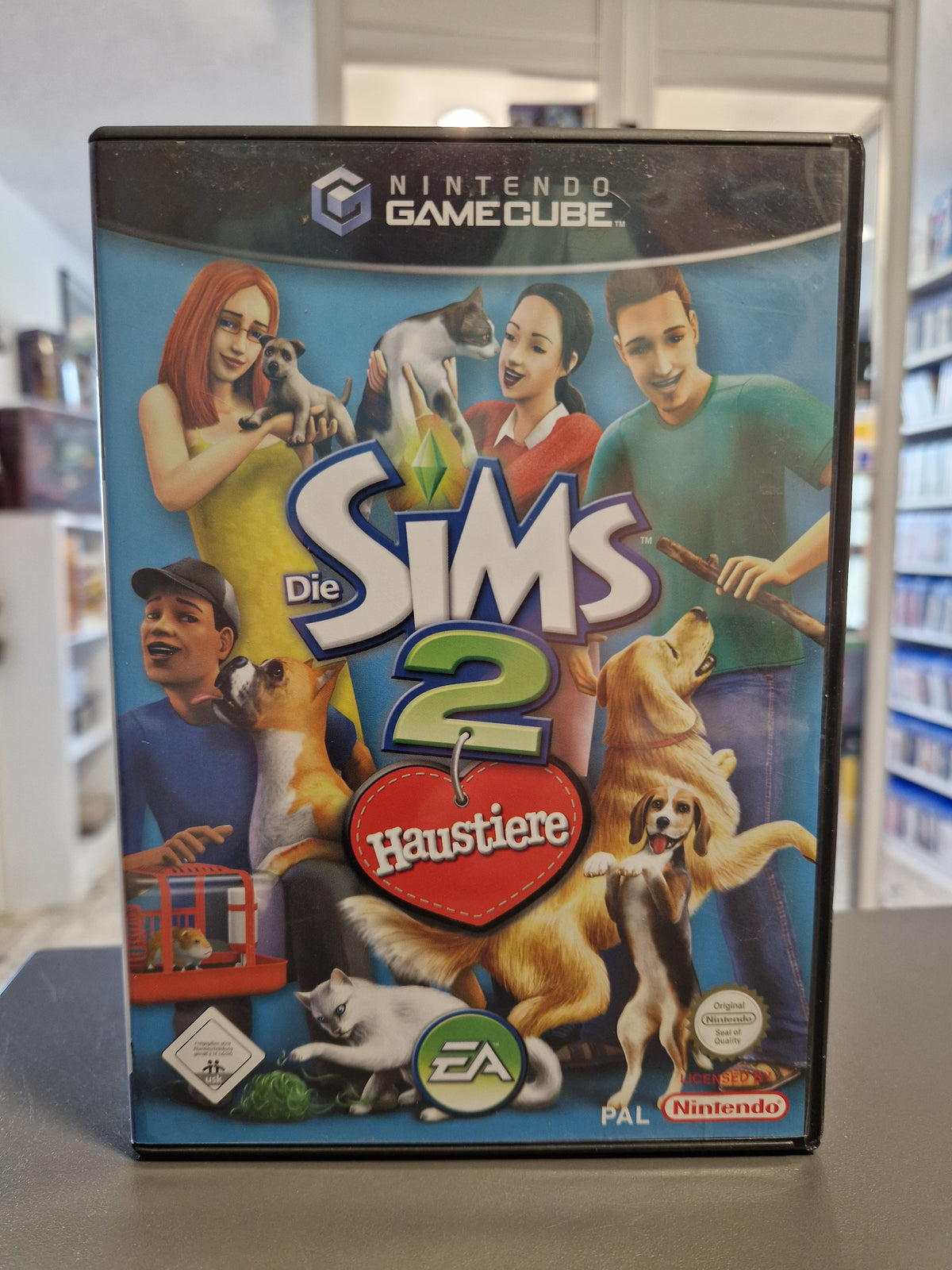 Vorderseite der Nintendo GameCube Hülle von Die Sims 2 Haustiere mit USK 0 Freigabe.