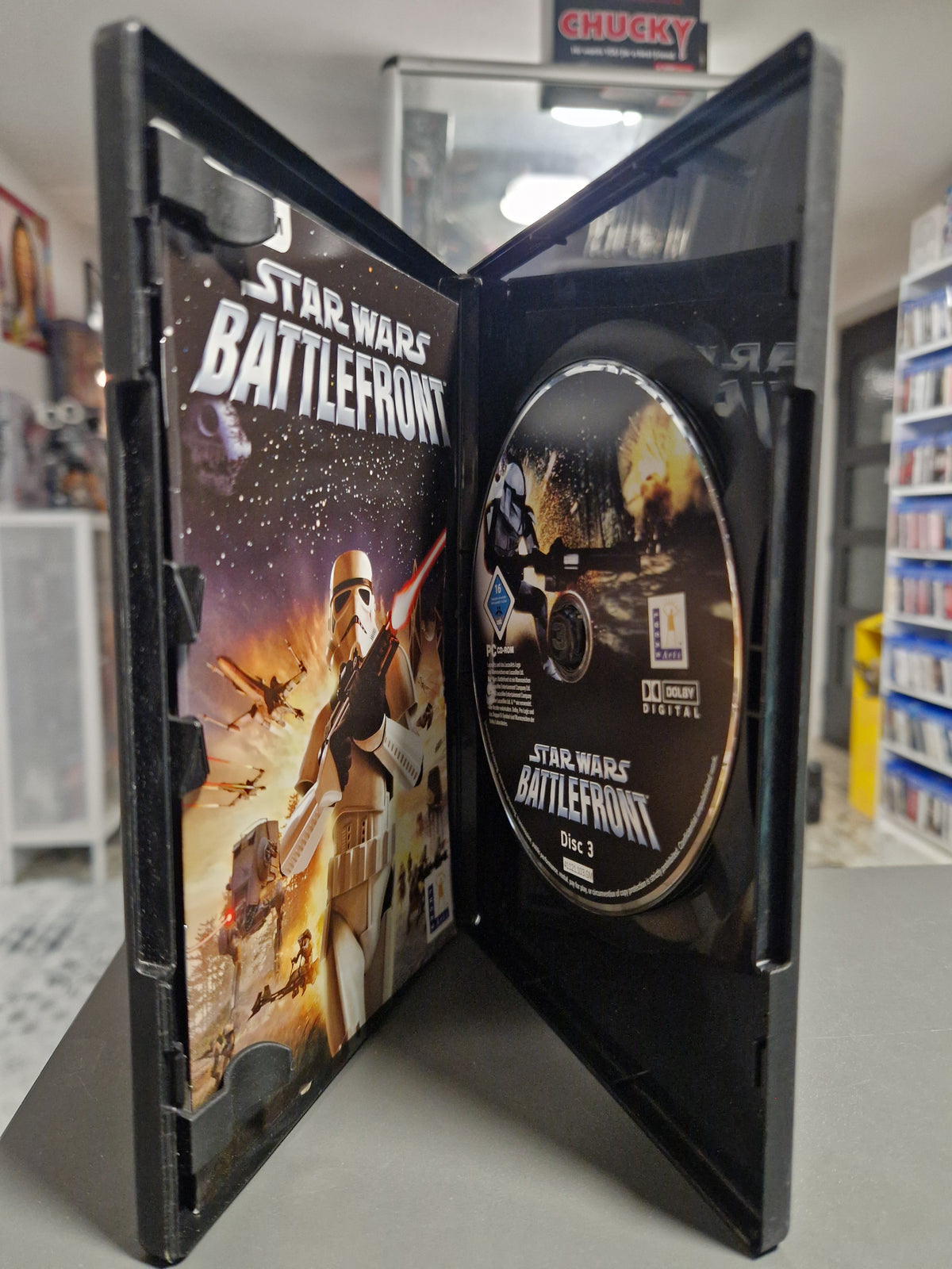 Geöffnete PC Hülle von Star Wars Battlefront mit Discs und Handbuch.