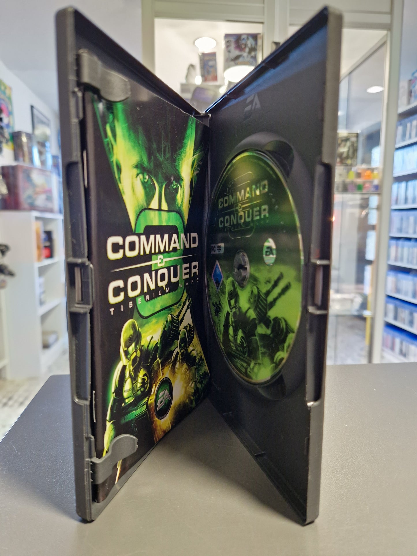 Geöffnete PC-Hülle mit der Tiberium Wars Disc und der originalen Spieleanleitung.