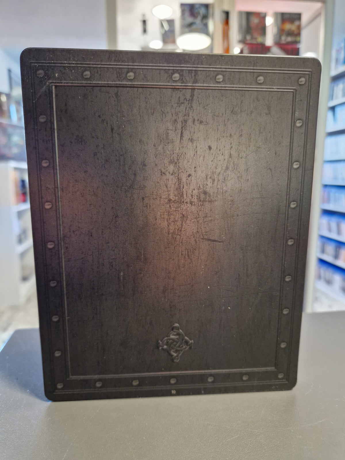 Rückseite des SteelBooks von The Order 1886 PS4 mit Prägung.