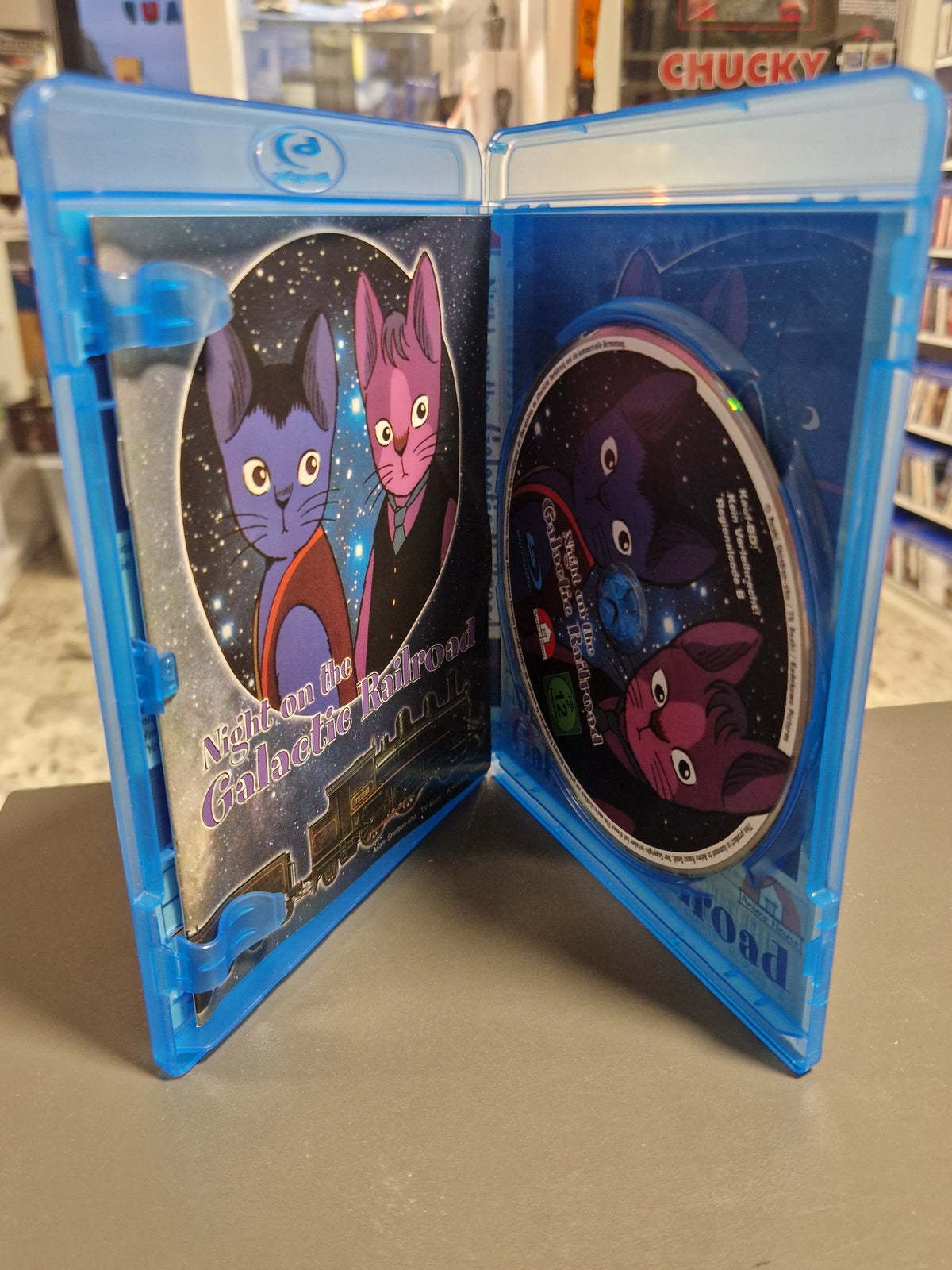 Geöffnete Blu-ray Hülle von Night on the Galactic Railroad mit Disc und Booklet.