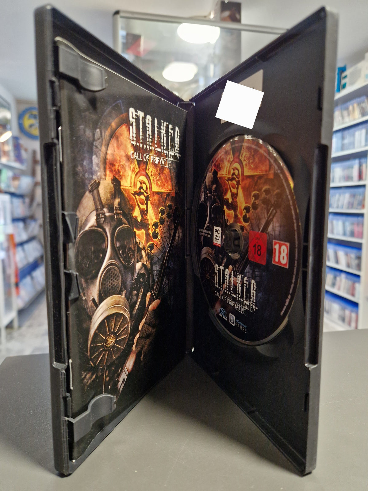 Geöffnete PC Hülle von STALKER Call of Pripyat mit DVD-ROM und Handbuch.