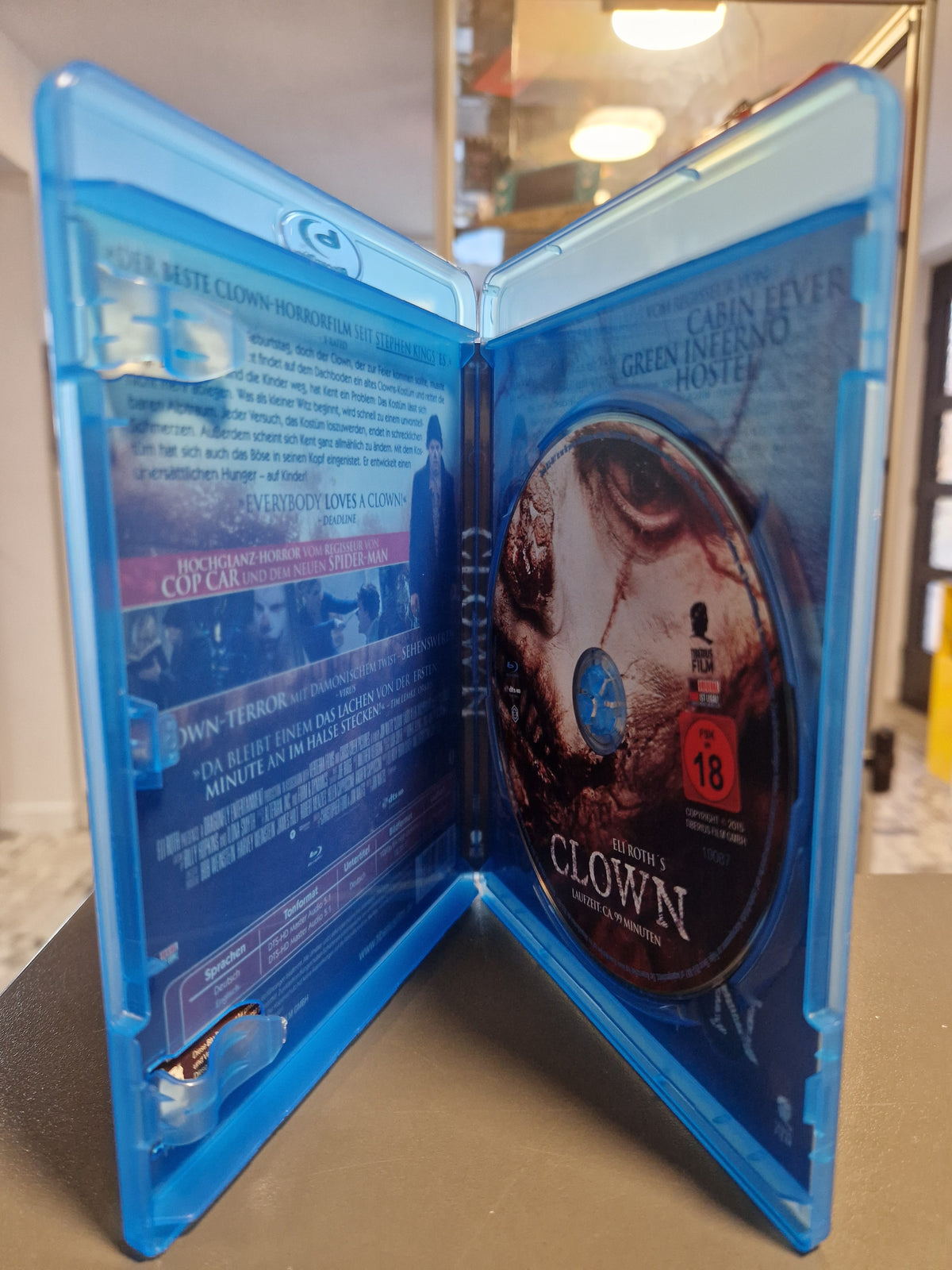 Geöffnete Blu-ray Hülle von Eli Roth Clown Uncut mit Disc