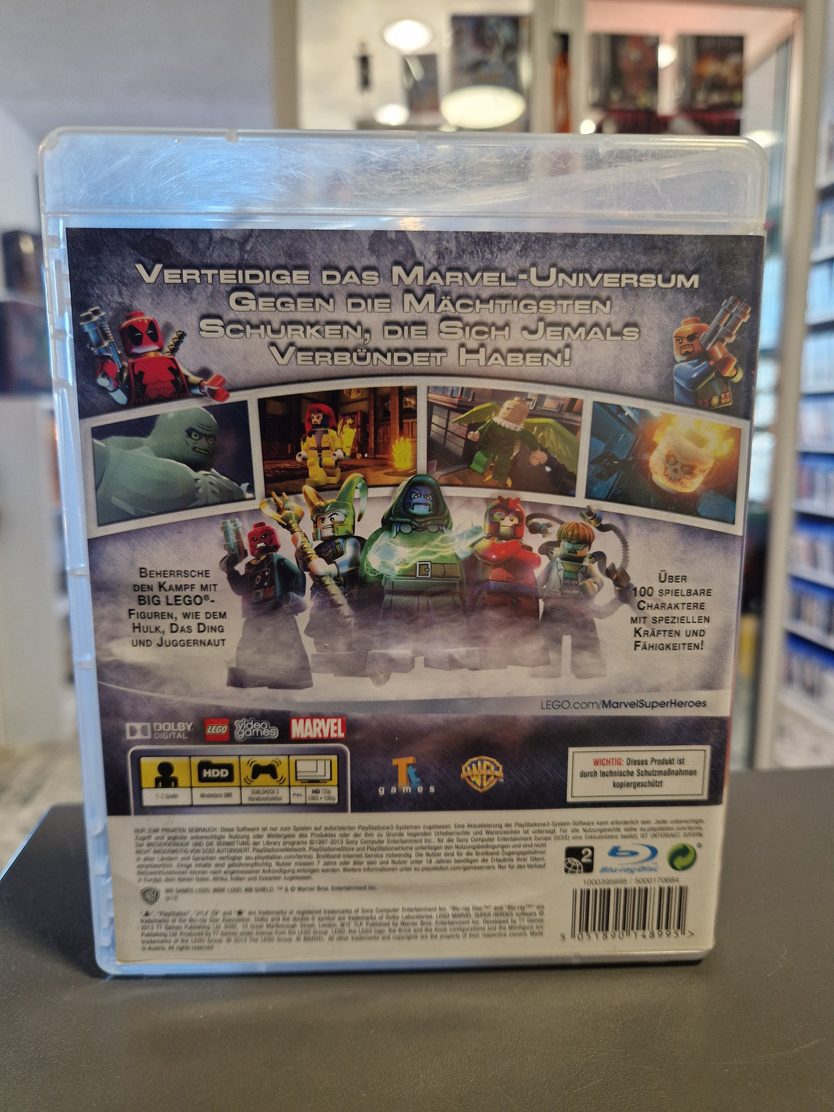 Rückseite der PS3 Hülle von LEGO Marvel Super Heroes mit Features und Barcode 5031890148995.